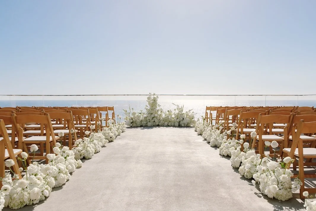 If golden hour is your love language, timing is everything. Start your ceremony about two hours before sunset, it gives you space for portraits, a peek at your reception setup, and a relaxed transition into cocktail hour. Then let the sun dip just as