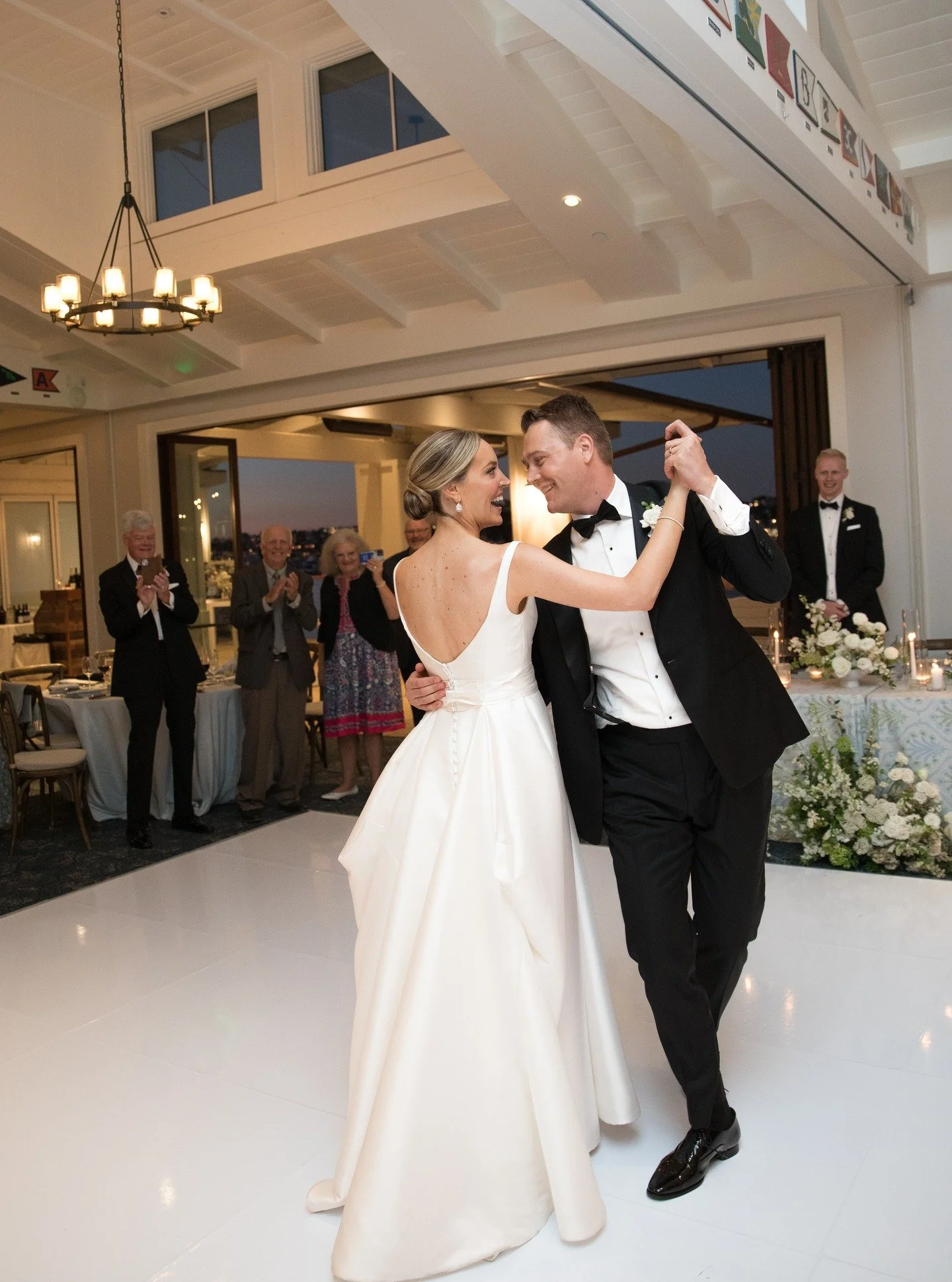 Dancing our way into 2026 like&hellip; 🥂✨

Planner | @blissfullystyledevents
Photo | @jimkennedyphotographers @jkp_cheryl
Florals | @thirdandpark
Rentals | @sigpartyrentals @bbjlatavola
Invitations | @wheresthepartyoc
Signage | @ultimatedesign13
Chu