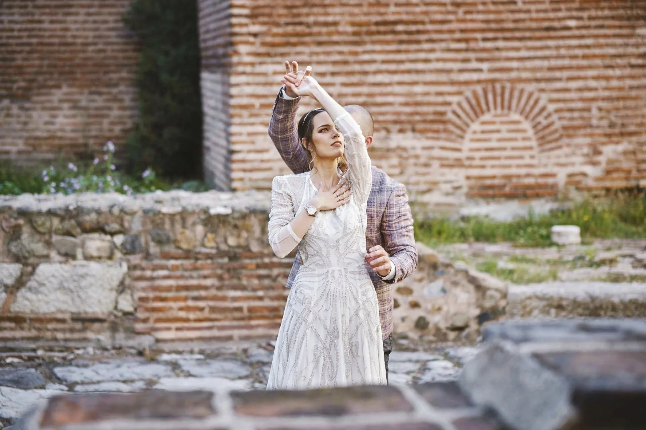 Танцуващи булка и младоженец на фона на най-стария архитектурен паметник в София ротонда Св.Георги.