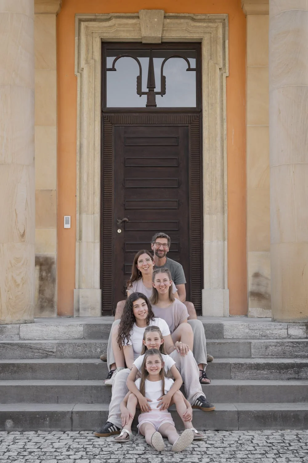 снимка на шест членно семейство подредени на  стъпала.jpg