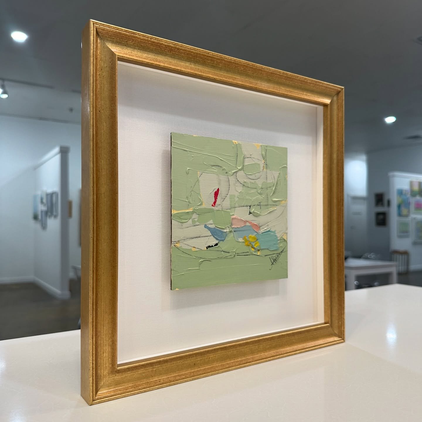 Think your art is too small for your wall? π€ Our customer wanted this piece framed for her powder room, but felt like it was too small for the space... Instead of a bulkier frame, we suggested floating the panel on linen matboard, allowing the art t