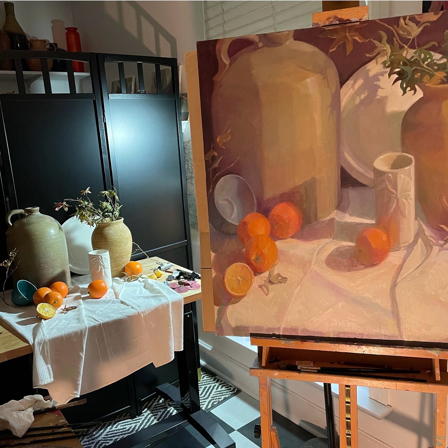 Swipe to see Carolyn Biggio’s process! β‘οΈ
She paints from life, and many of her pieces en plein air. A traditional technique abandoned by most in this era of technology. She doesn’t paint objects, she paints light and shadow, letting the