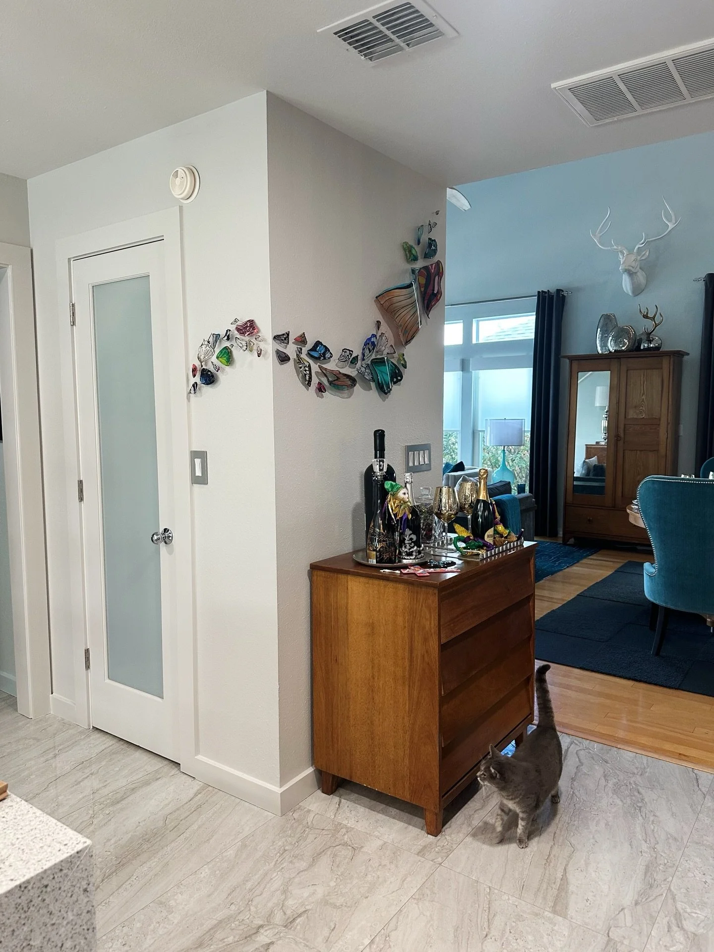 BUTTERFLY INSTALL! 🦋➡️ The best project to kick off the new year! This collector has such an eclectic style, and we loved bringing her vision to life. Thank you for trusting me poke tons of tiny holes in your freshly painted wall! 😉 
.
.
. 
#waddel