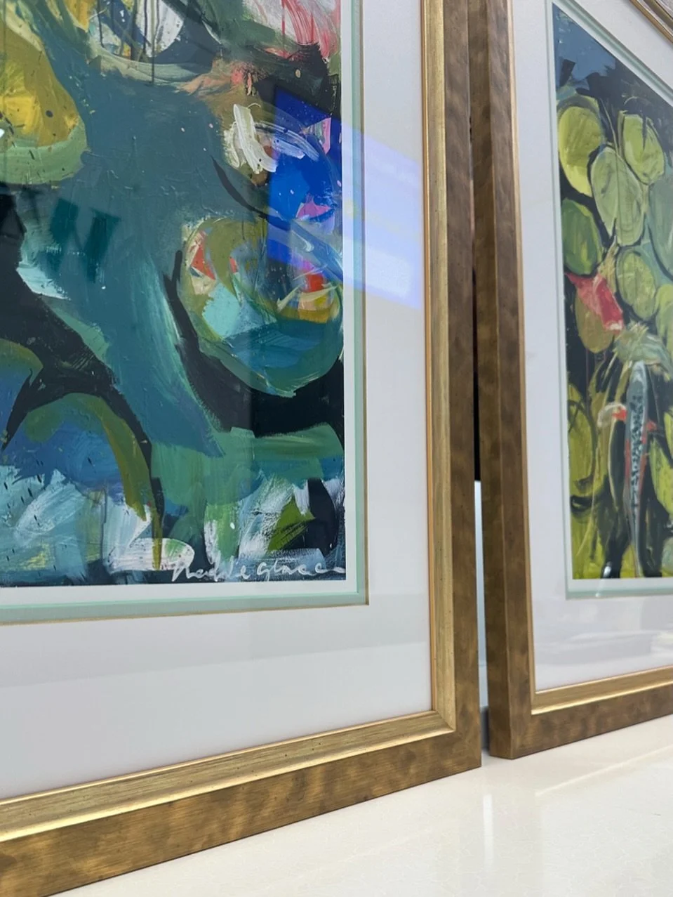 All in the details 🪷 our framer chose a soft sea foam green bottom mat to add dimension and a gold painted bevel on the top mat to complement the gold frame and warm hues in the print 👏🏼 
.
.
. 
#waddellsgallery #customframing #artgallery