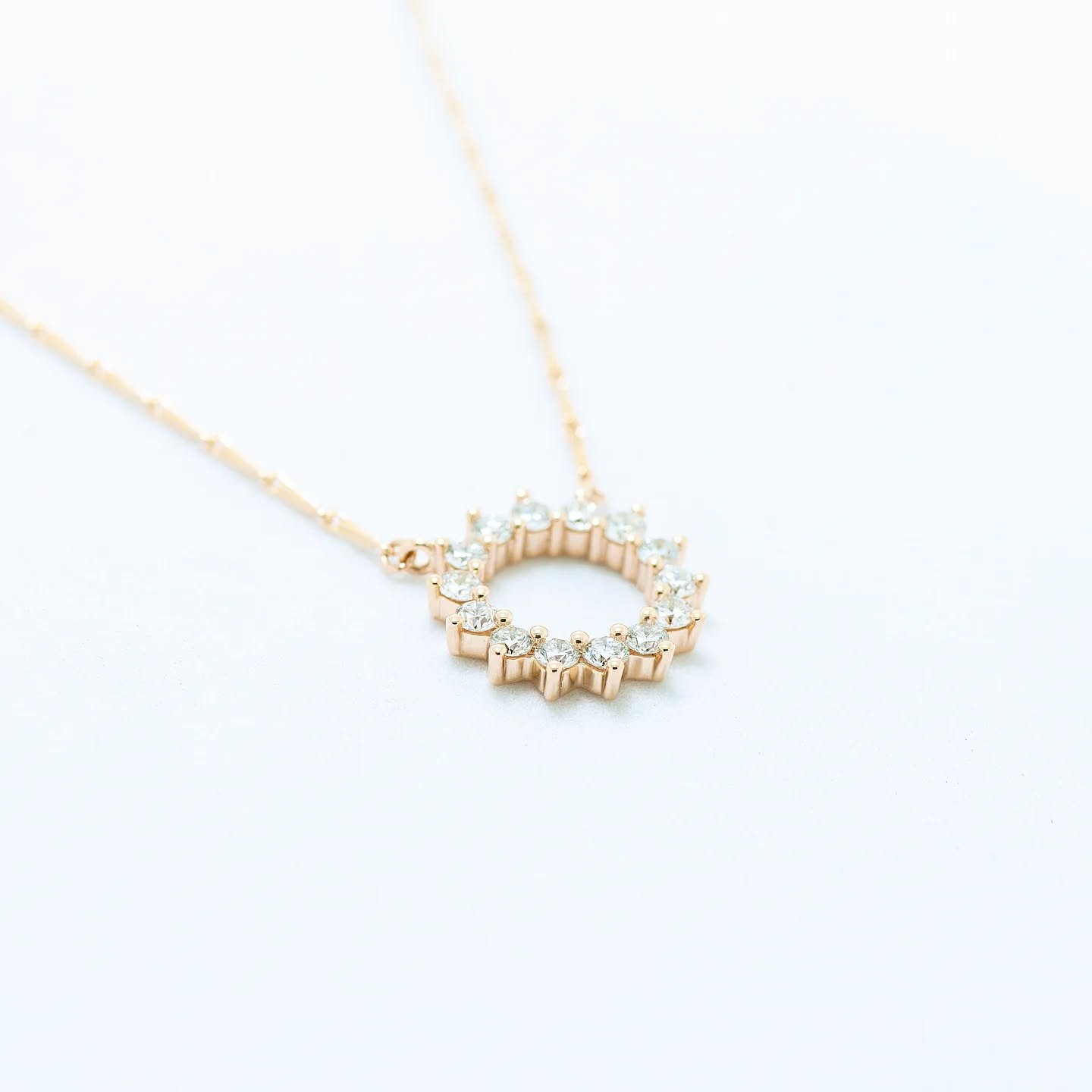 A beautiful diamond halo pendant made from recycled 9ct yellow gold with a barleycorn chain. 

#diamondhalopendant#goldhalopendant#halopendant#sunpendant#goldanddiamonds#recycledgoldjewellery