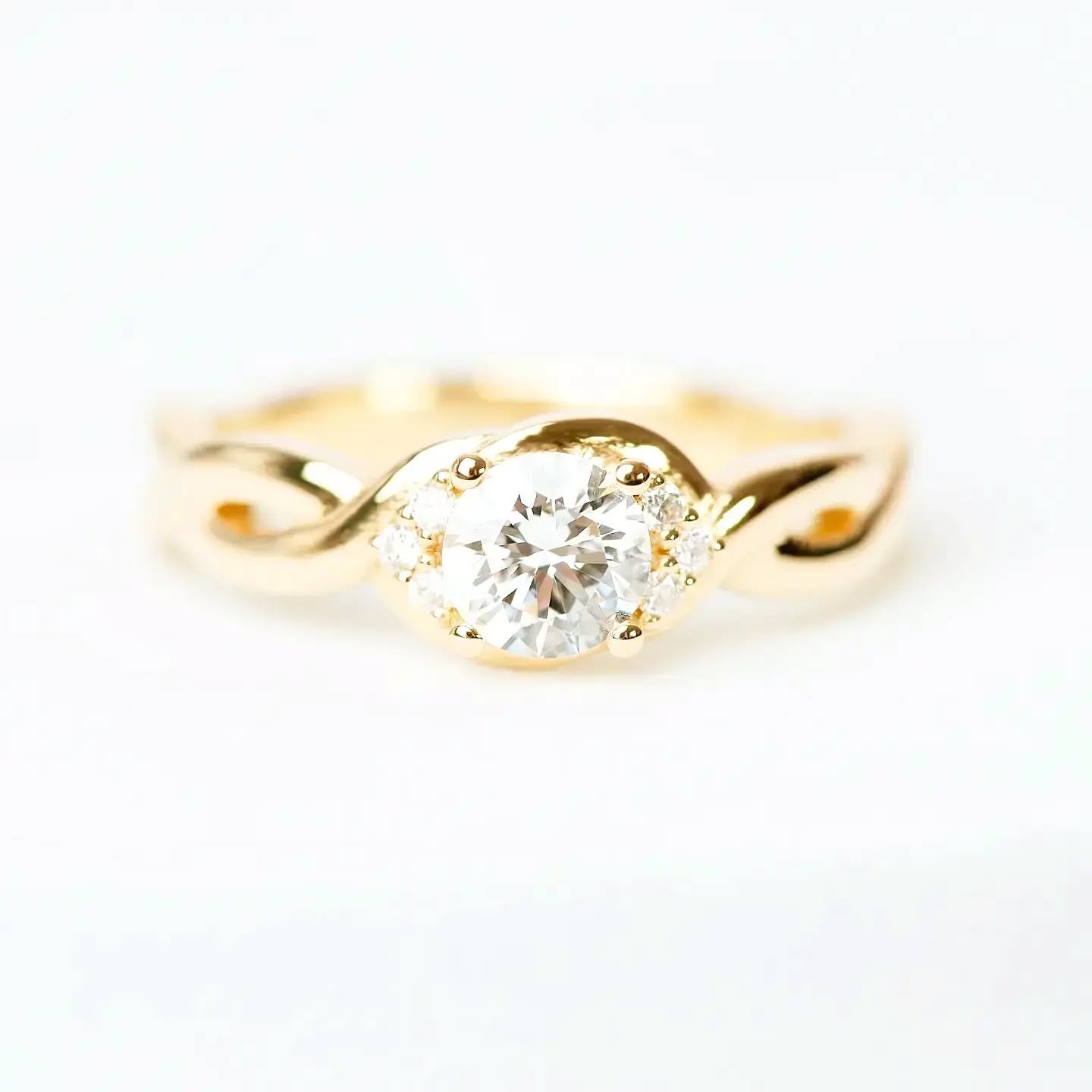 A recent bespoke engagement ring featuring an elegant intertwining band of warm 18ct Yellow Gold and set with Diamonds 💍

#engagementring#engagementringdesign#18ctyellowgoldring#yellowgoldanddiamonds#yellowgoldring#intertwiningring#twistedring#bespo