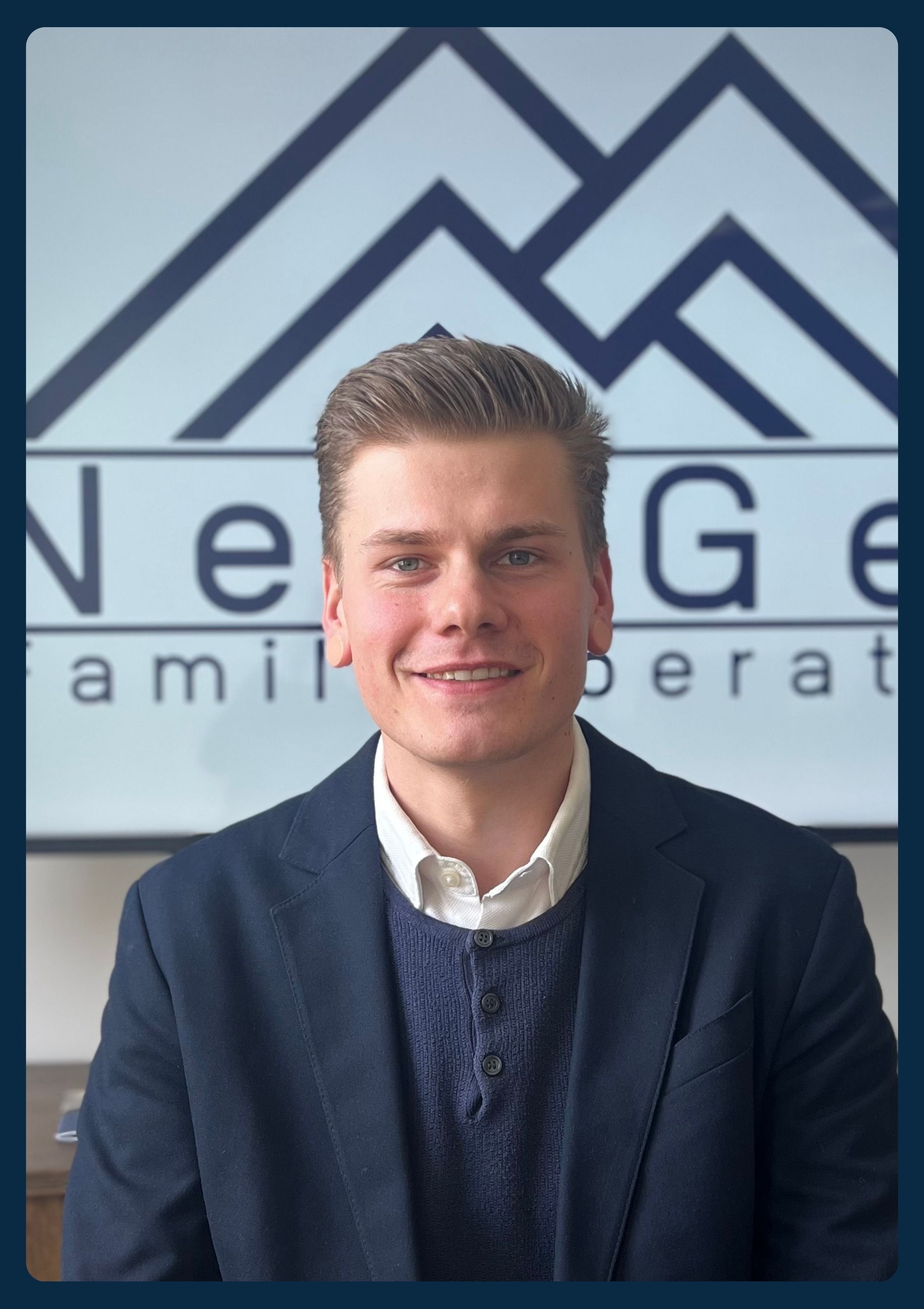 Junger Mann in dunklem Anzug und weißem Hemd vor Hintergrund mit Logo und Text "NeG".