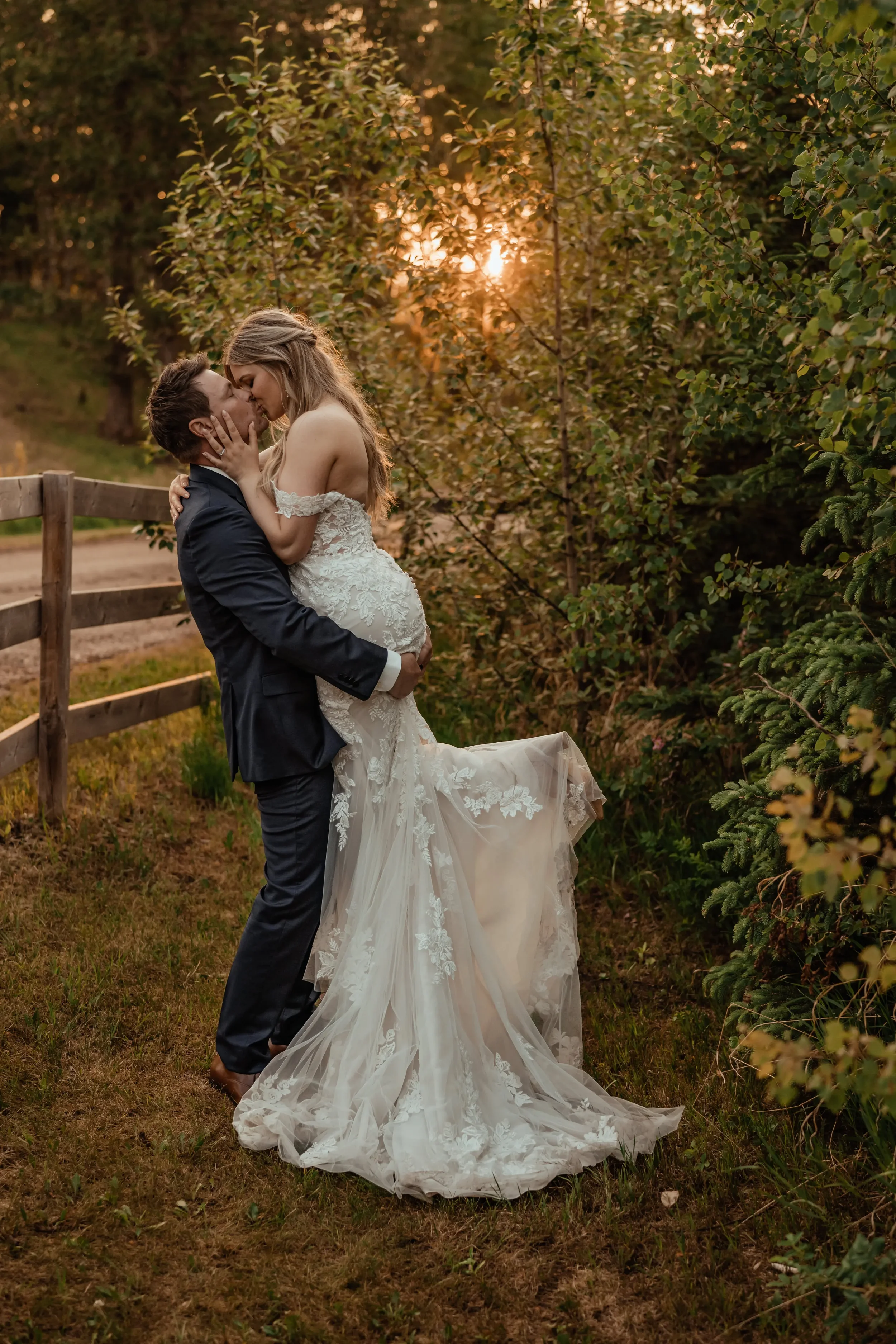 pine-and-pond-sunset-wedding-couple-kiss-forest-alberta.webp
