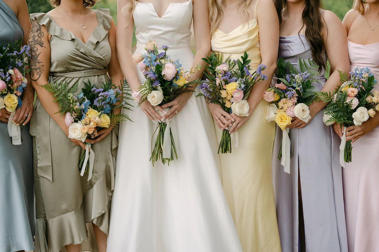 pine-and-pond-wedding-bride-bridesmaids-bouquets-pastel-dresses.jpg