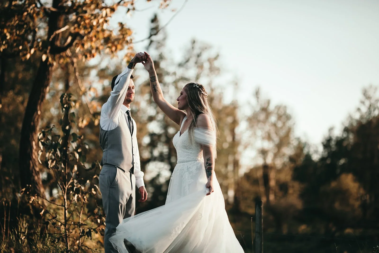 Discover destination wedding venues near Edmonton and Calgary with forest settings, golden hour portraits, and natural beauty for a romantic outdoor wedding experience.