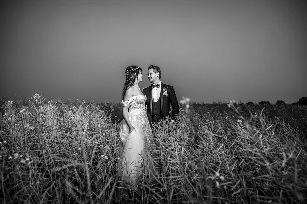 outdoor-wedding-photography-natural-prairie-setting.jpg
