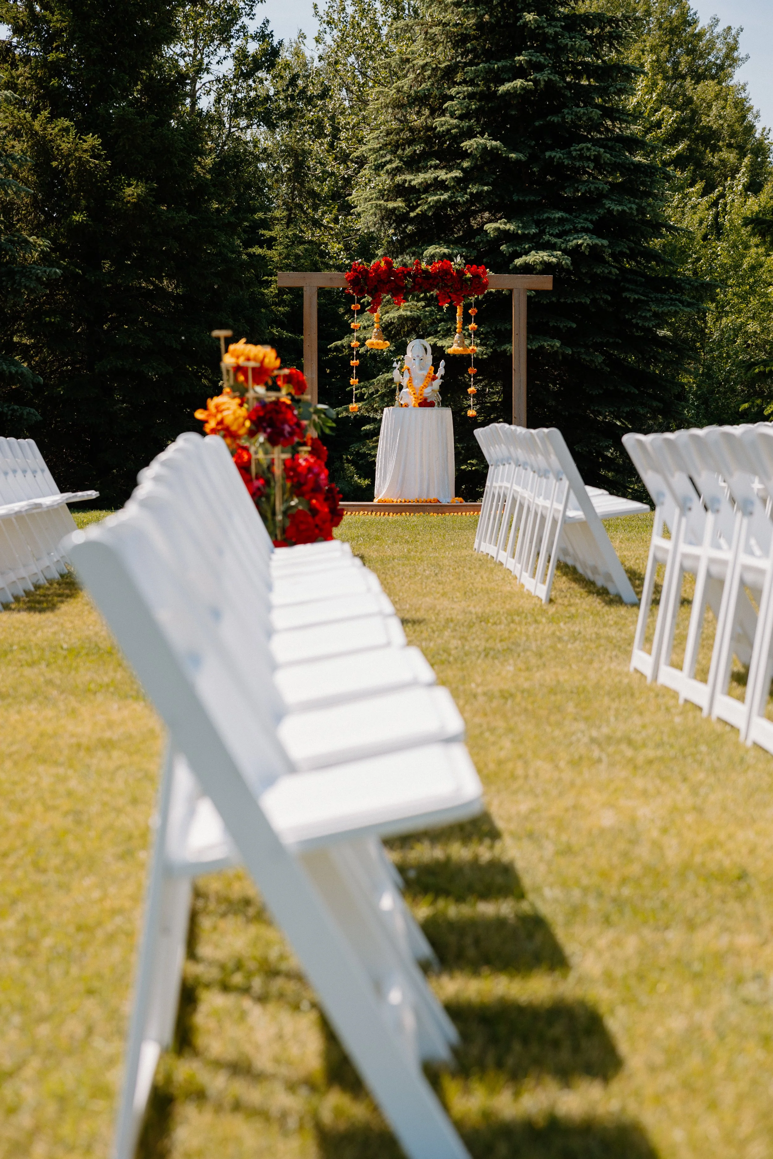 hindu-wedding-ceremony-aisle-ganesh-statue-outdoor-venue.jpg