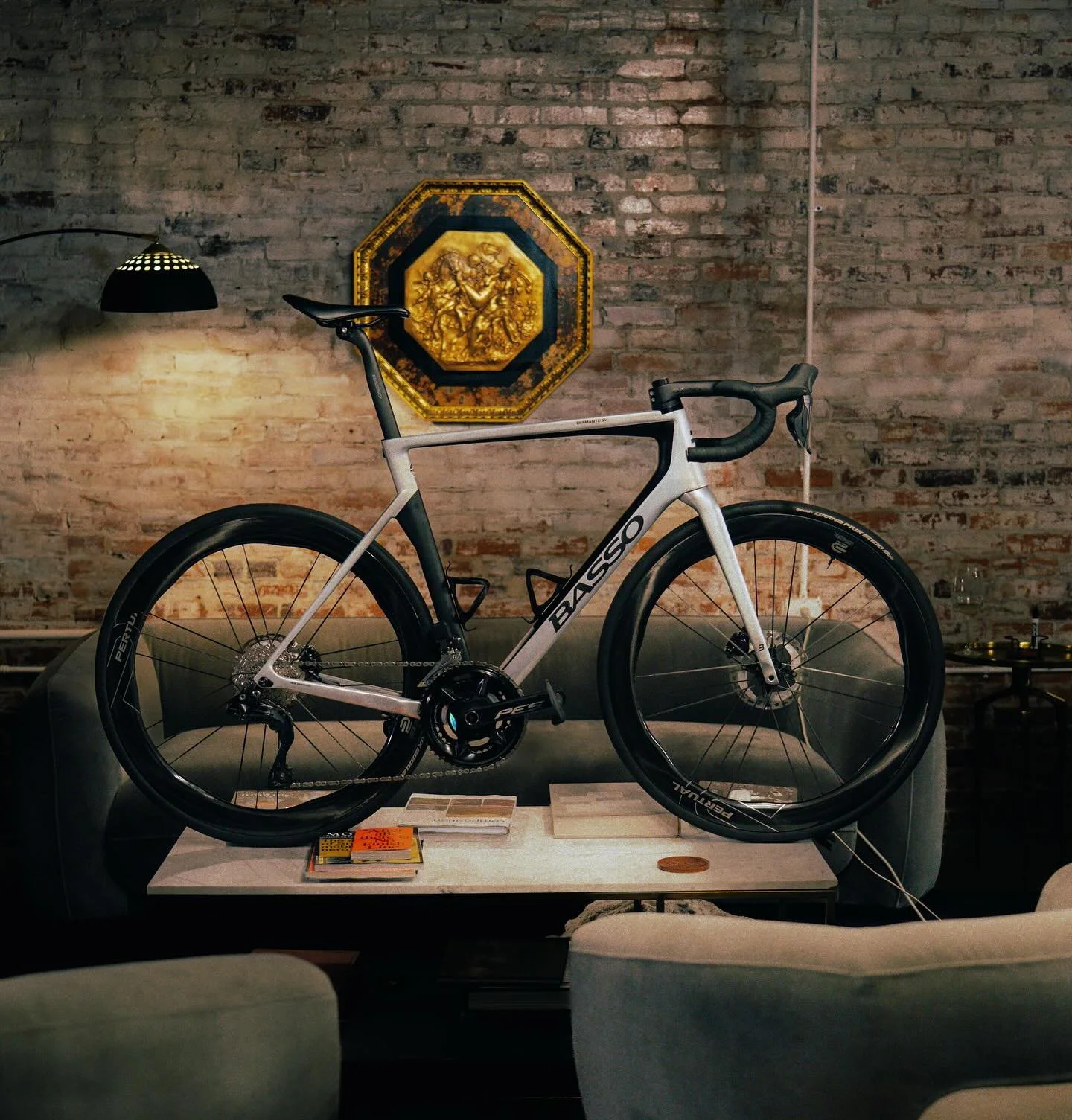 N+1

@andrew_wilk28 rolling on a custom built @bassobikes Diamante SV with a debut at 129/29.