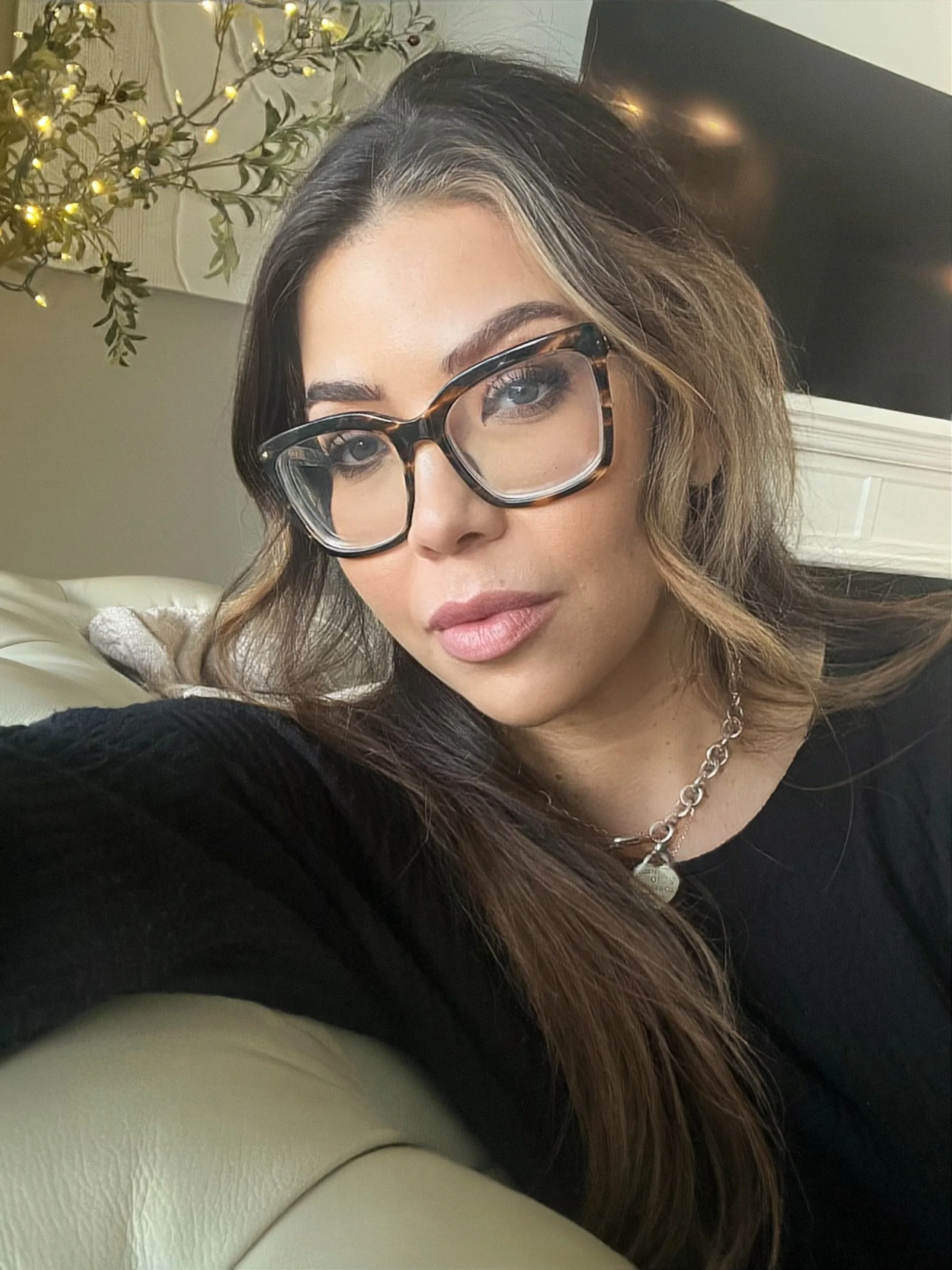 Makeup with glasses: What matters (and what doesn’t)   