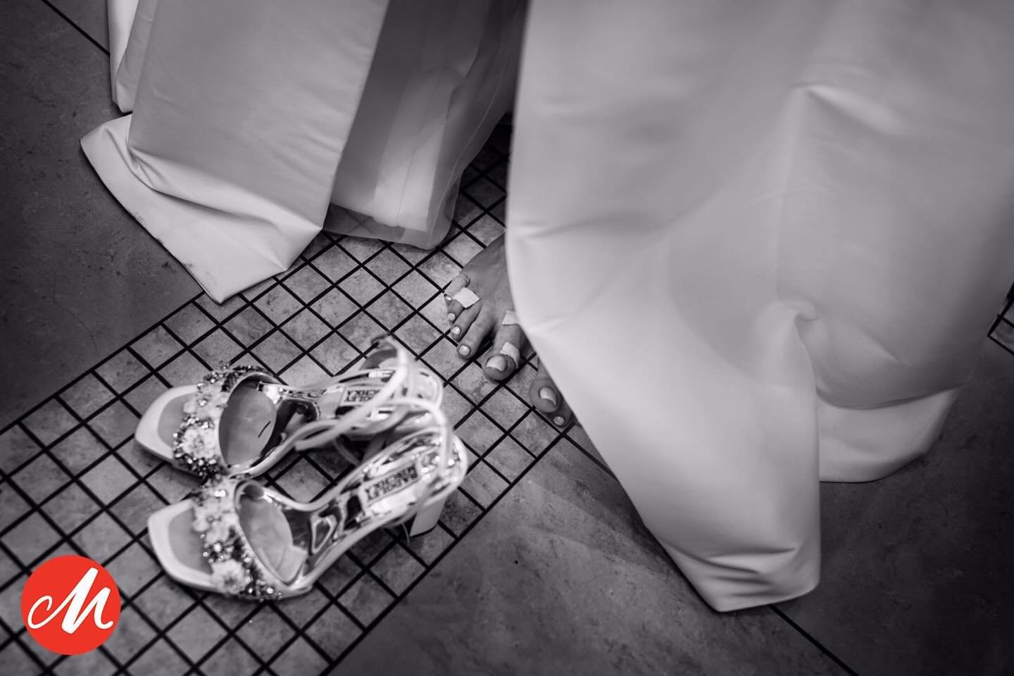 The universal pain of the pretty shoe. 

Thank you @mastersofweddingphotography for the award on this little moment. 

#kcweddingphotographer #kansascityphotographer #kansascityweddingphotographer