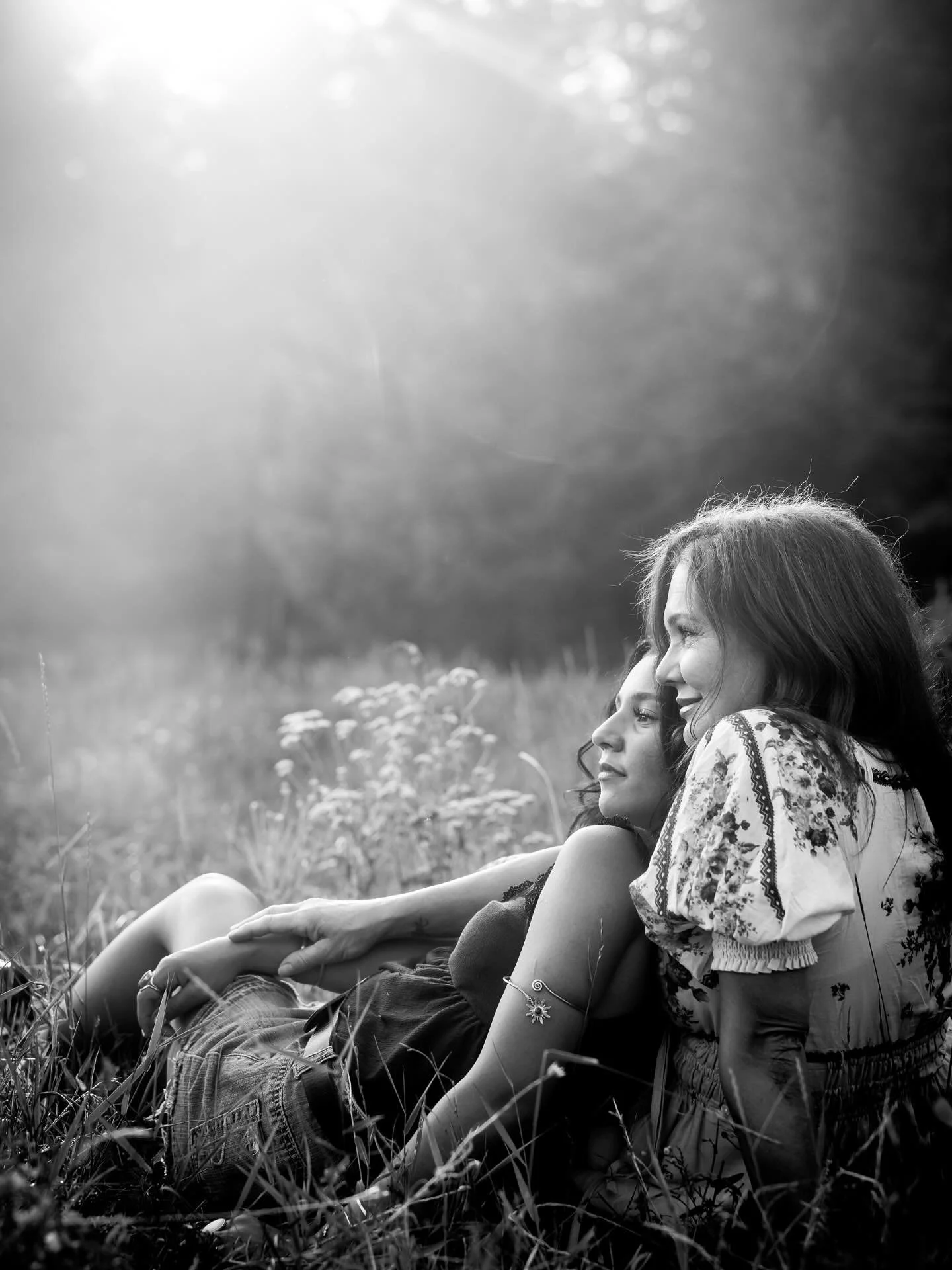 The bond between mother and daughter is truly heartwarming #spokanephotographer #motheranddaughters #seniorportraits