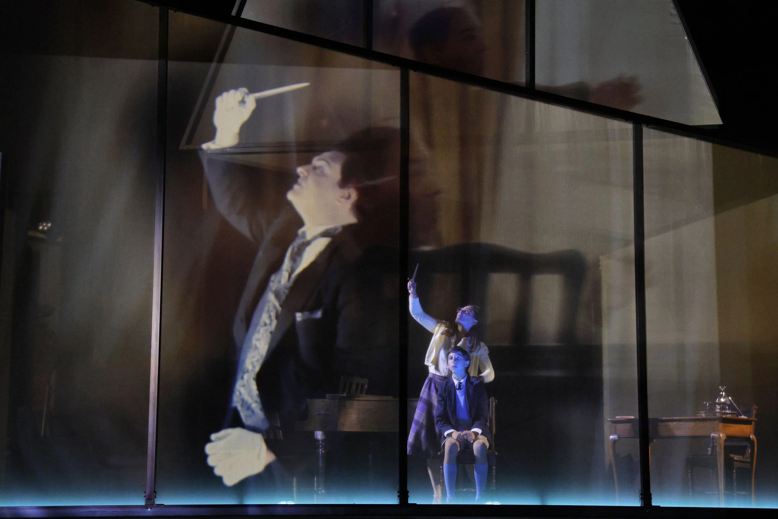 A display with animated figures from Harry Potter, including Harry with a wand, Hermione, and Ron, behind glass panels.