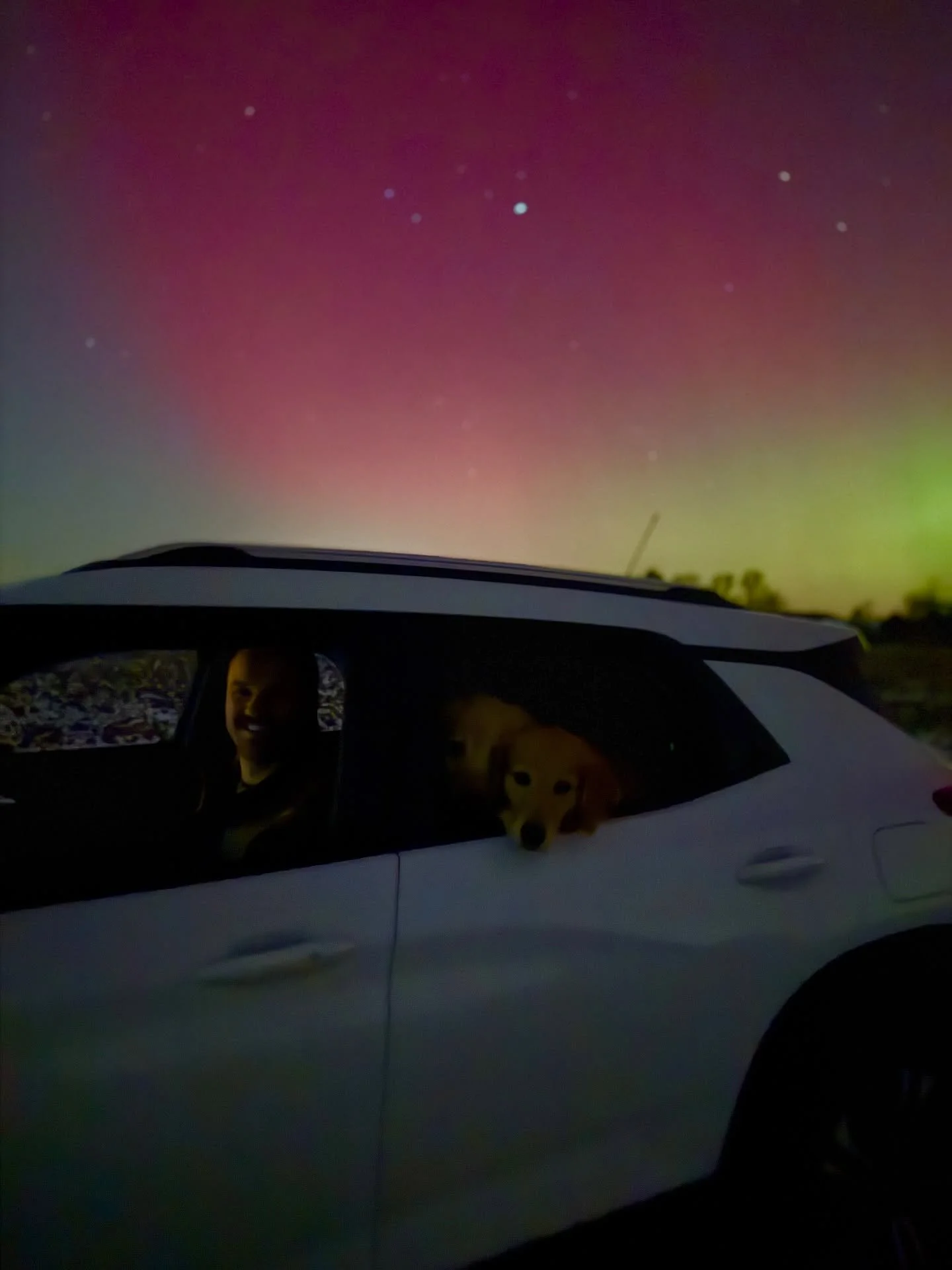 still swooning over the northern lights last night.  took a drive with the fam to take it all in&hellip; indiana doesn&rsquo;t get skies like this often 🩶