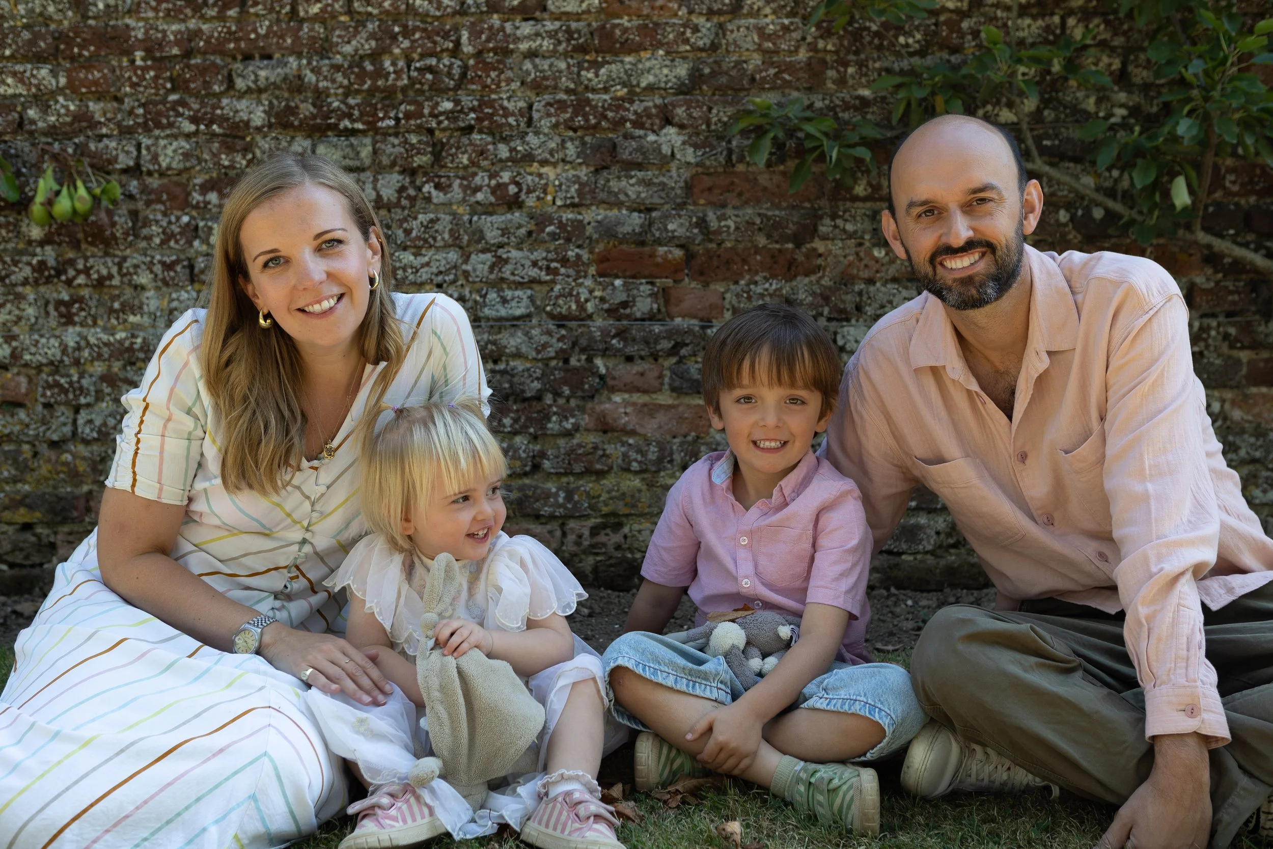 What to Wear for Your Kent Family Photos (Without Looking Too Matchy-Matchy!)