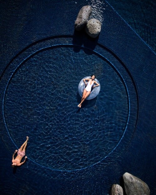 POV: Floating in a circle of calm while the kids are off making piñatas.
Susurros del Corazón is the ultimate combo of chic and family-friendly:
Beyond the small hotel, the cliffside 3- and 4-bedroom residences are a dream for familie