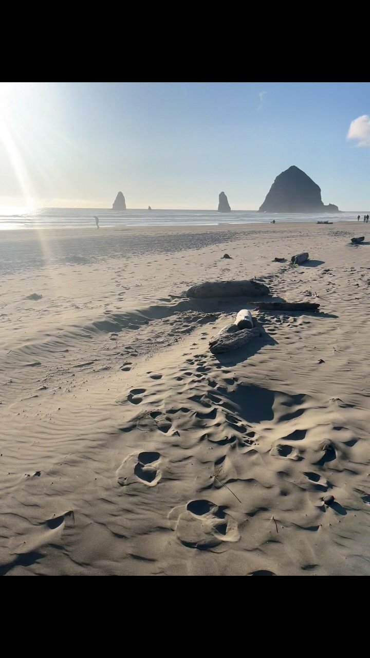 When I’m not traveling, weekends are here. There are no luxury hotels, no Michelin restaurants… but the Oregon Coast is magical, and the Fourth of July is one of my favorite times of the year. Utterly charming.
#oregoncoast #cannonbeac