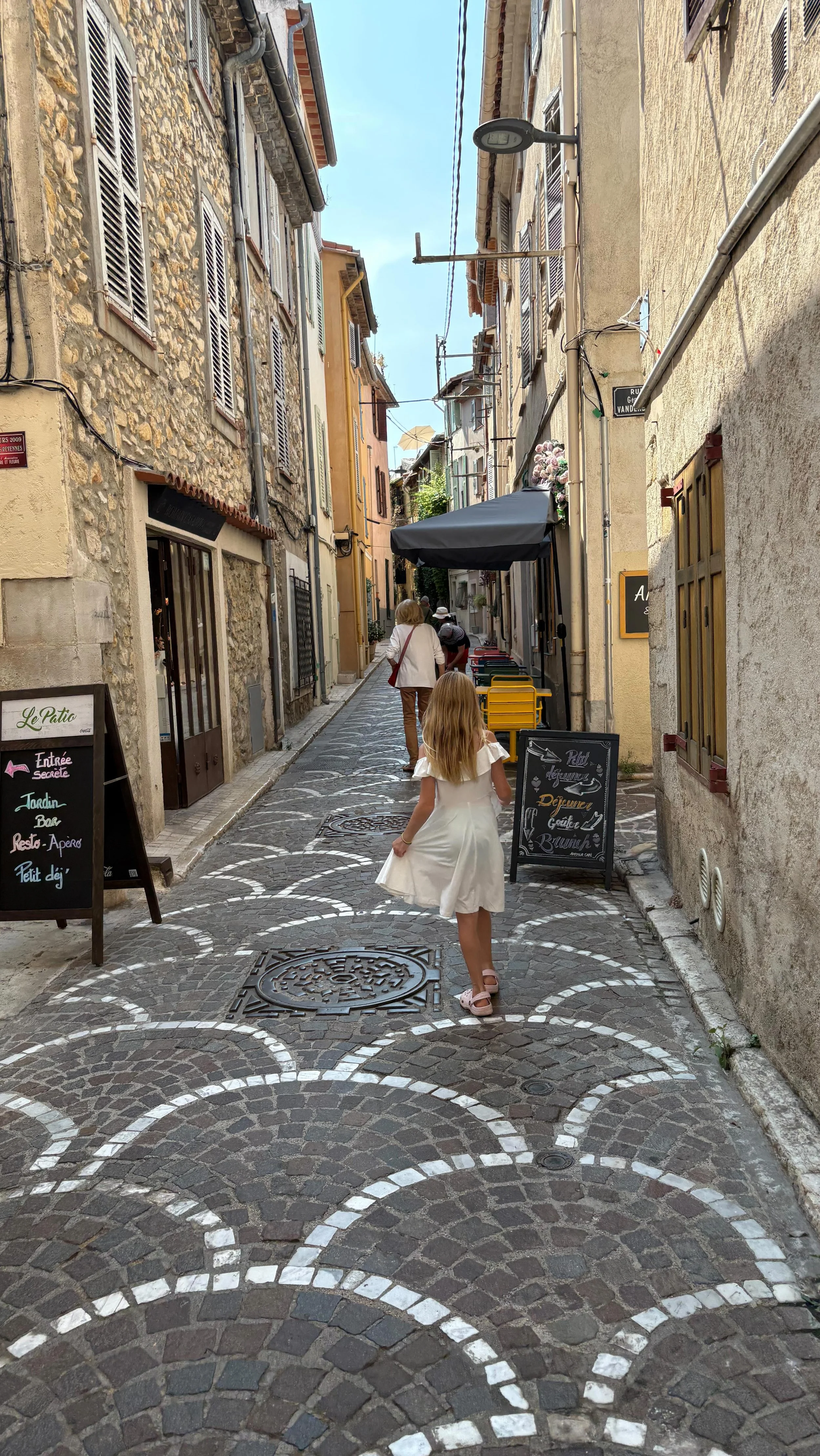 If the French Riviera makes you think superyachts, paparazzi, and champagne showers… you’re not wrong. But just a little west of the buzz, there’s a stretch of coast where life slows down, and the magic is in the details. This is m