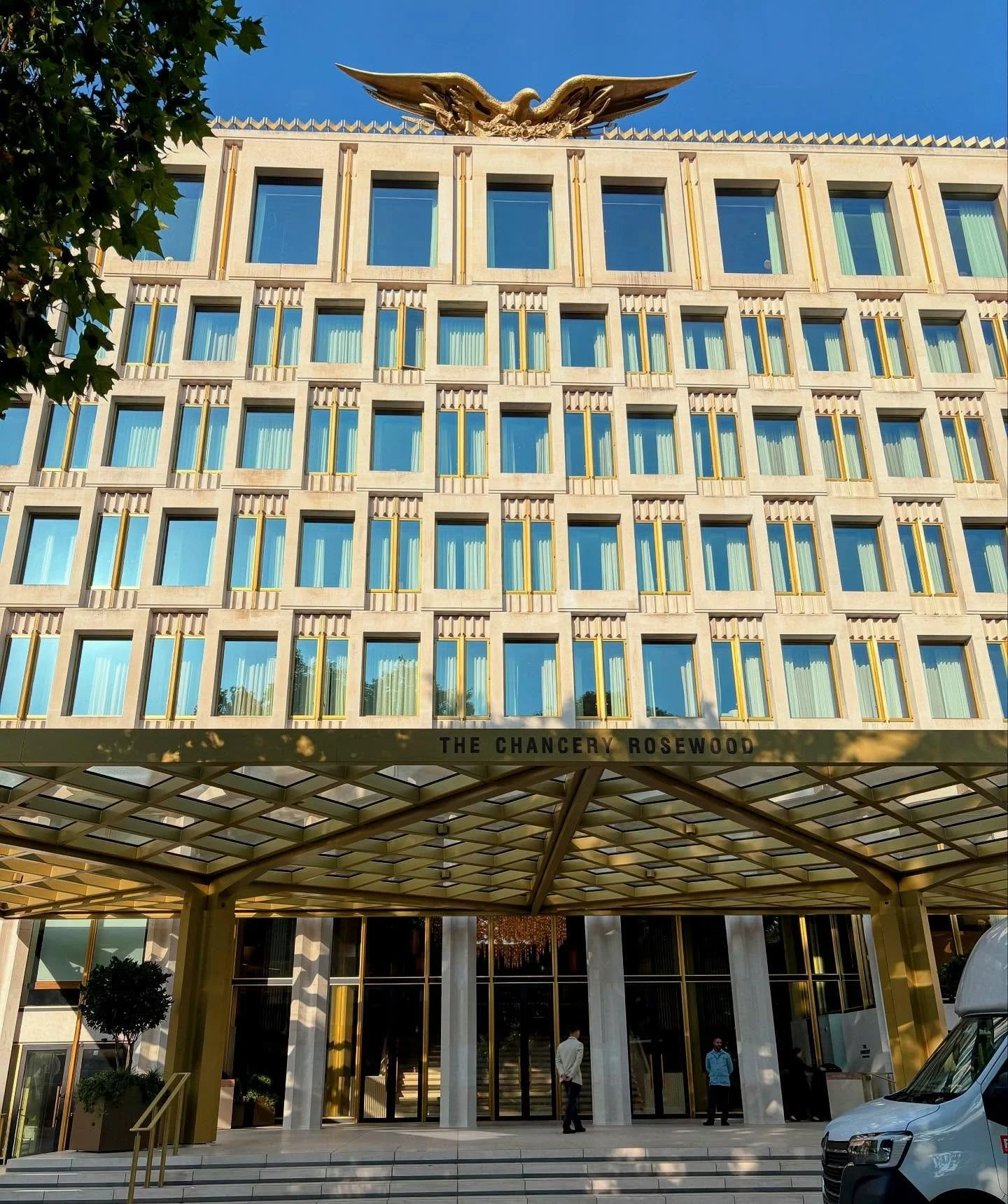 I had an early look at the soon-to-open Rosewood The Chancery today. This is the only photo I can share for now, but trust me: what’s coming is exceptional. What I found was modern Mayfair sophistication in a storied 1960s landmark, reimagined