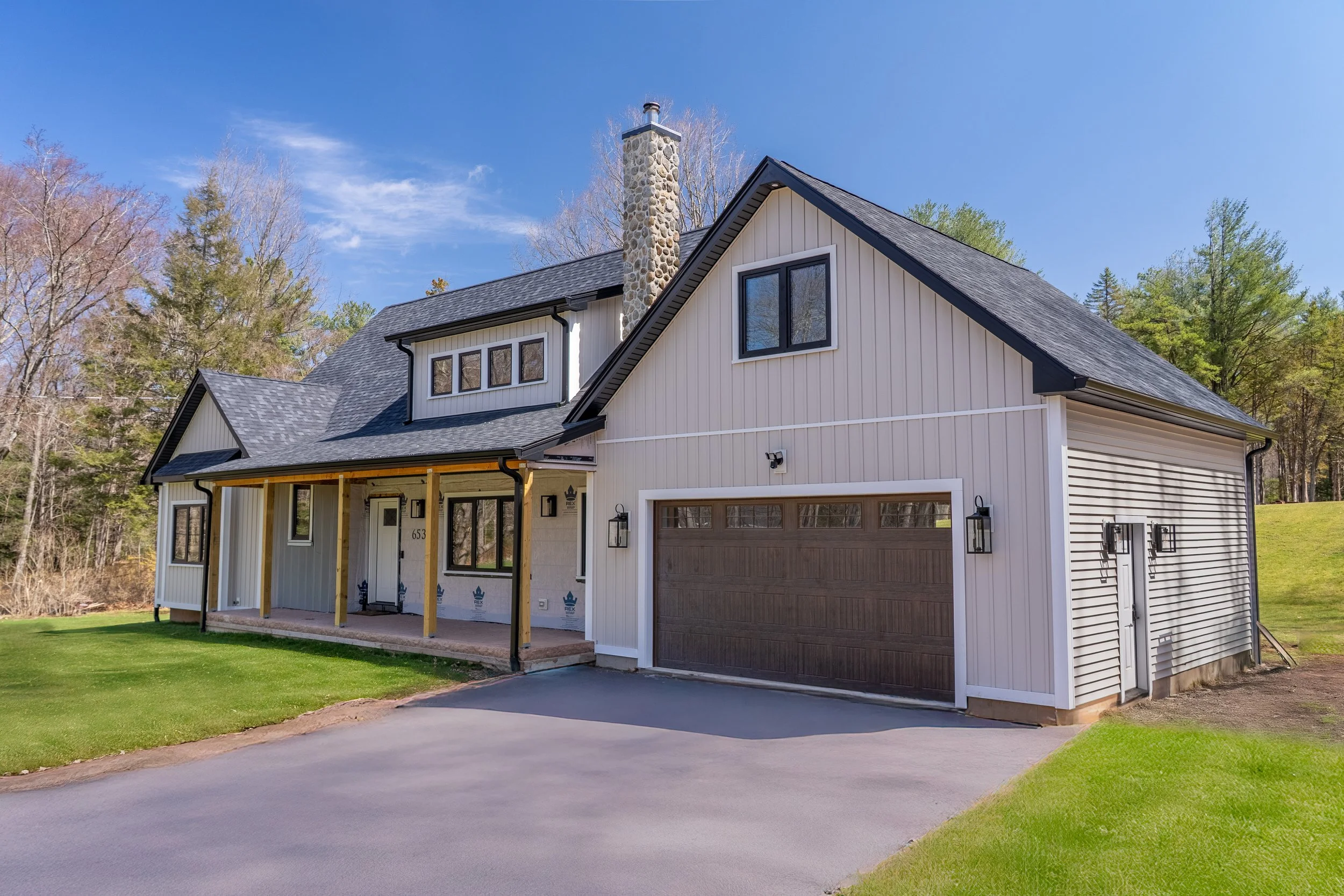 Colonial home in Farmington, Connecticut fitted with Galaa CoreLine windows