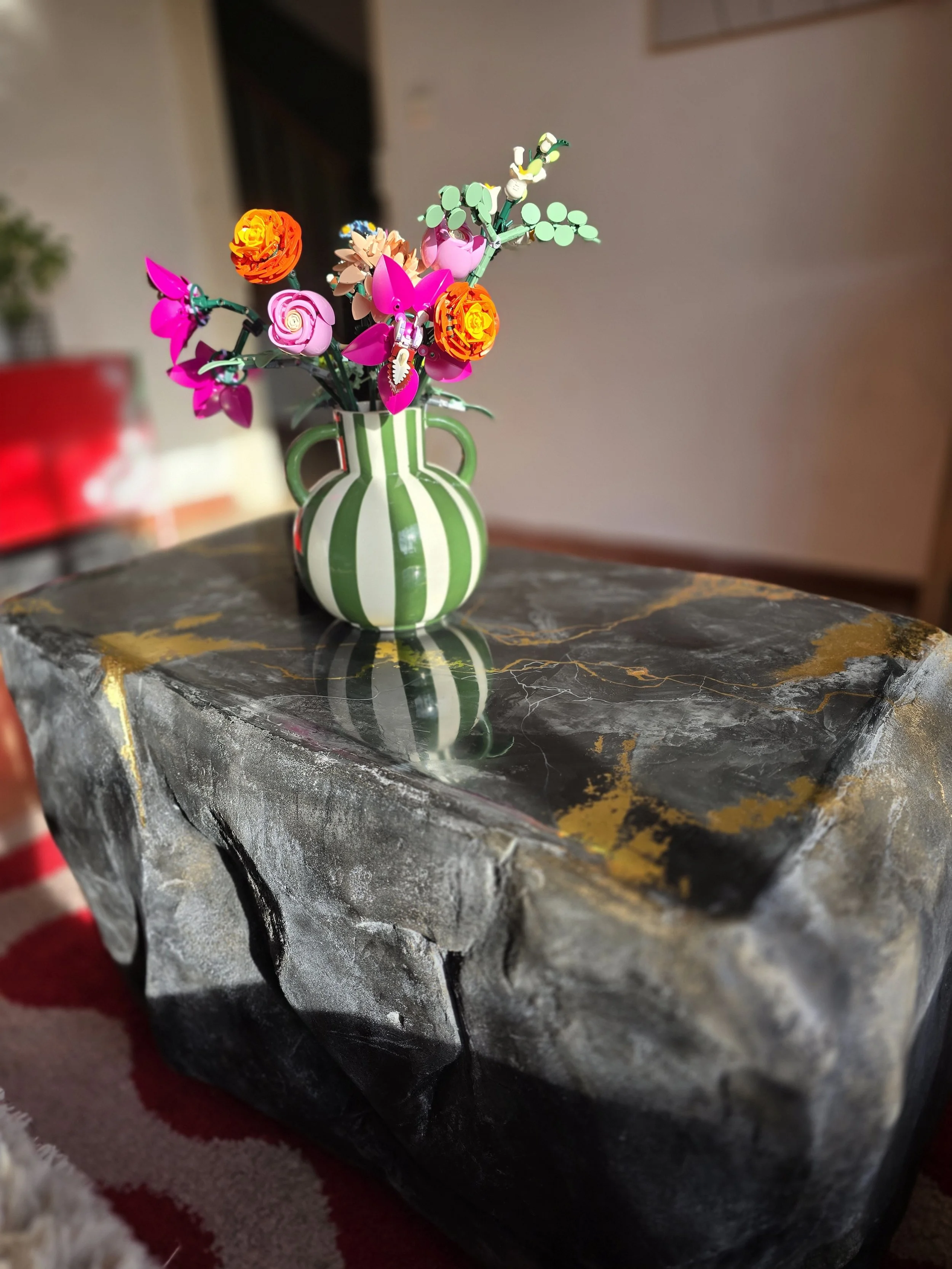 Table basse imitation roche avec plateau enduit marbré noir et or - pièce unique Opus Aurea