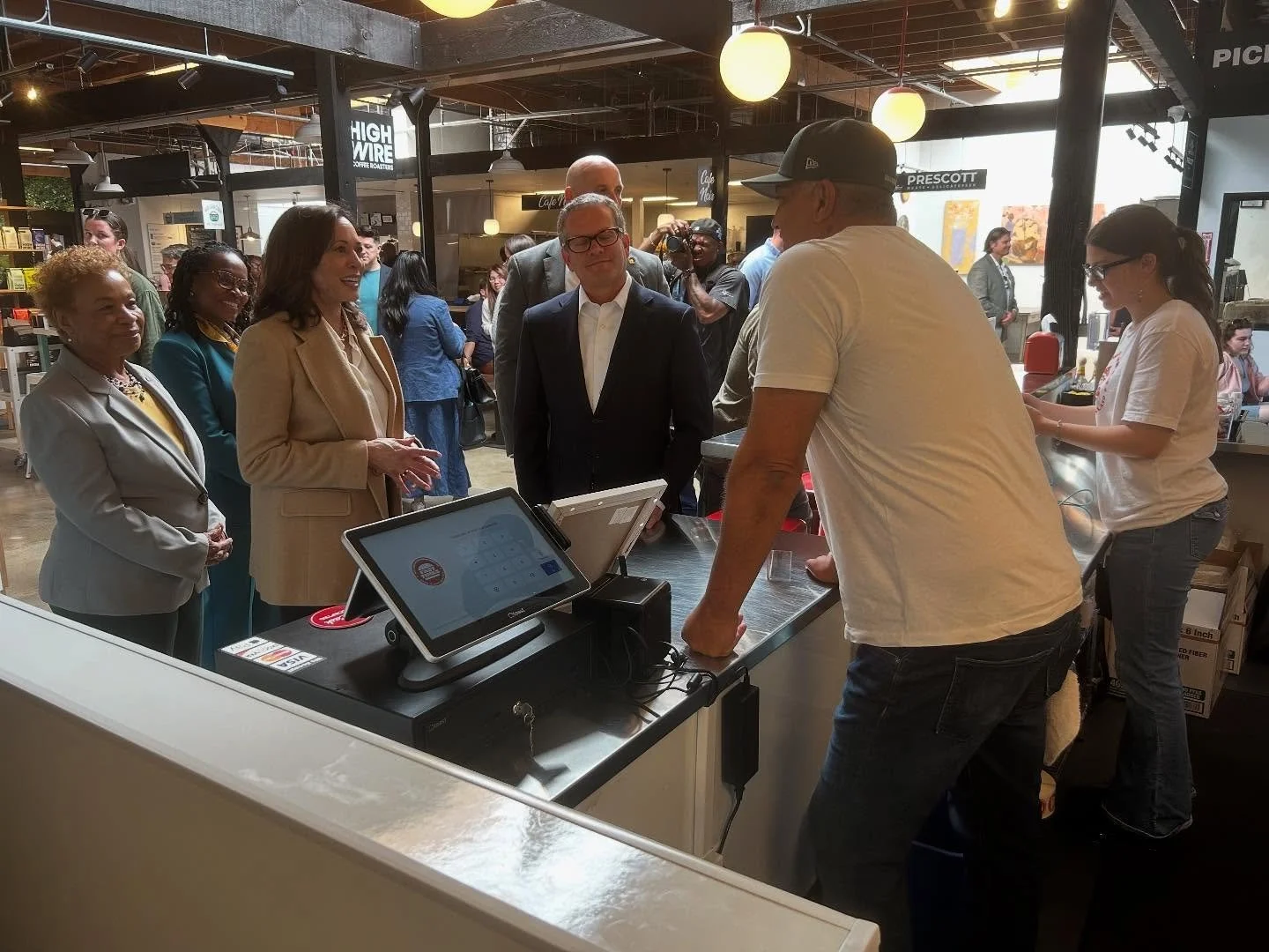 Great honor to have Vice President Kamala Harris visit us today while touring Prescott Market West Oakland! Let&rsquo;s keep Oakland beautiful ❤️ @kamalaharris #kamalaharris #kamalaharris #mayorbarbaralee #prescottmarketwestoakland