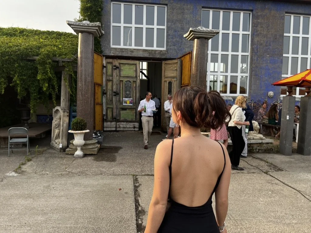 Gäste-Empfang vor der Blauen Halle, offene Tore, große Industriefenster, mediterrane Pflanzen und stilvoller Außenbereich für Events