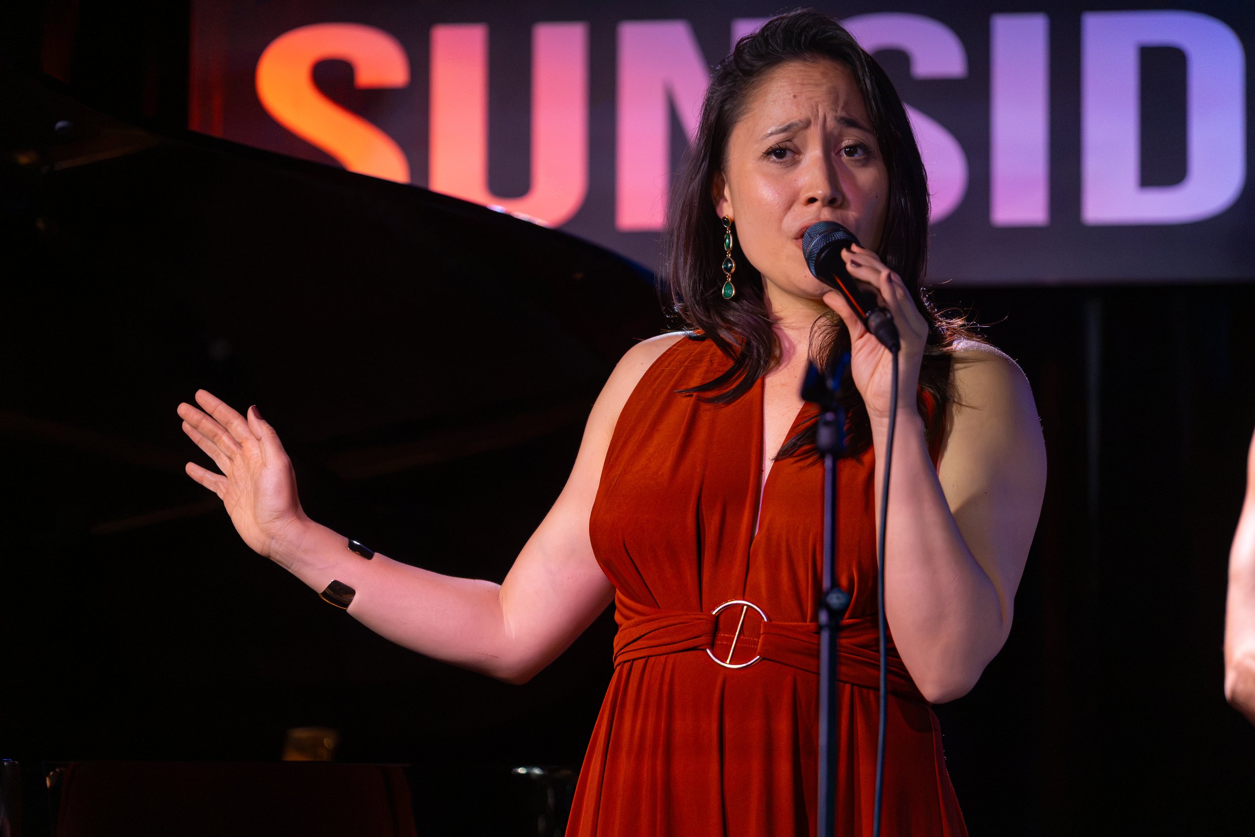 Chloé Lecerf singing at Sunset Sunside Paris