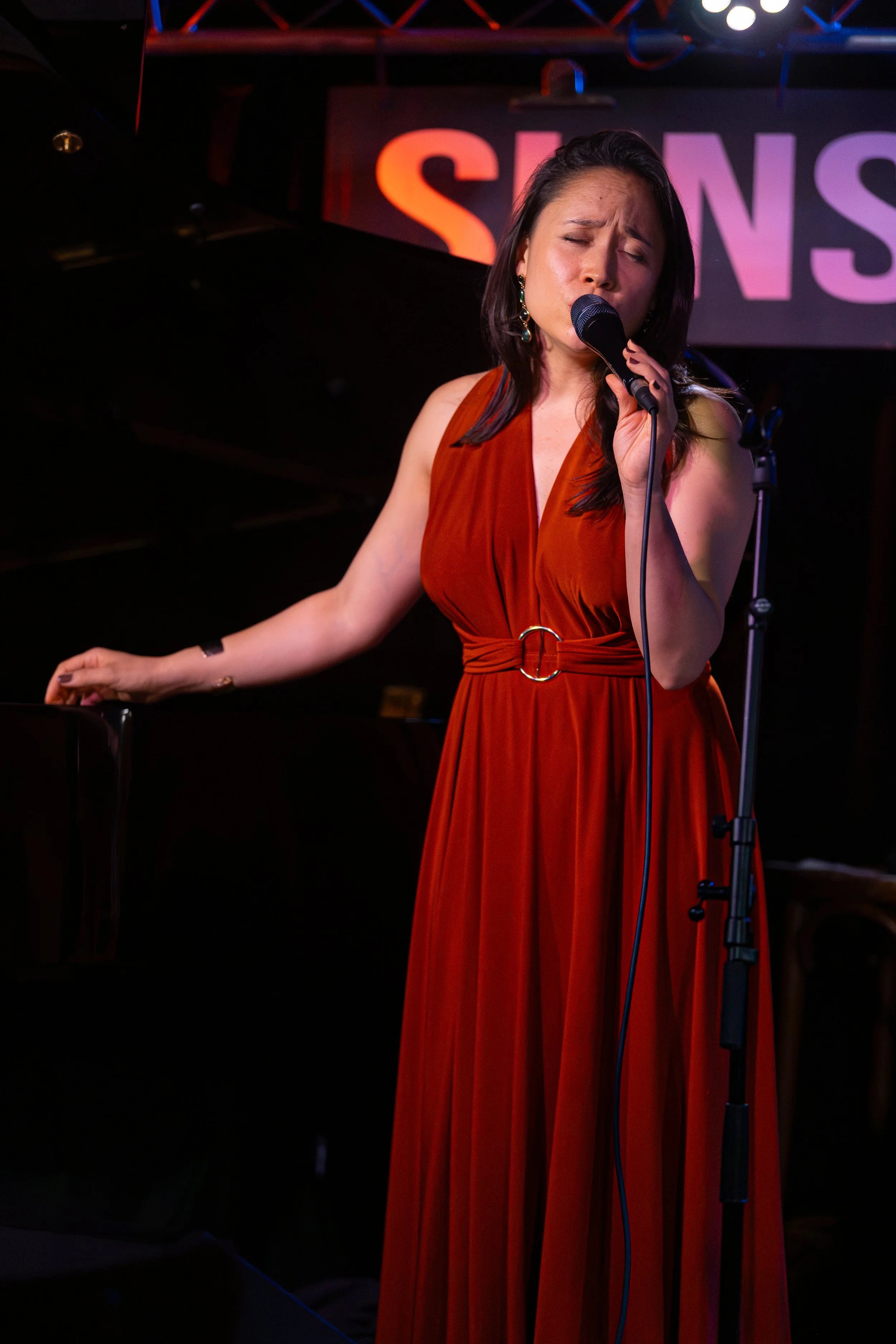 Chloé Lecerf singing at Sunset Sunside Paris