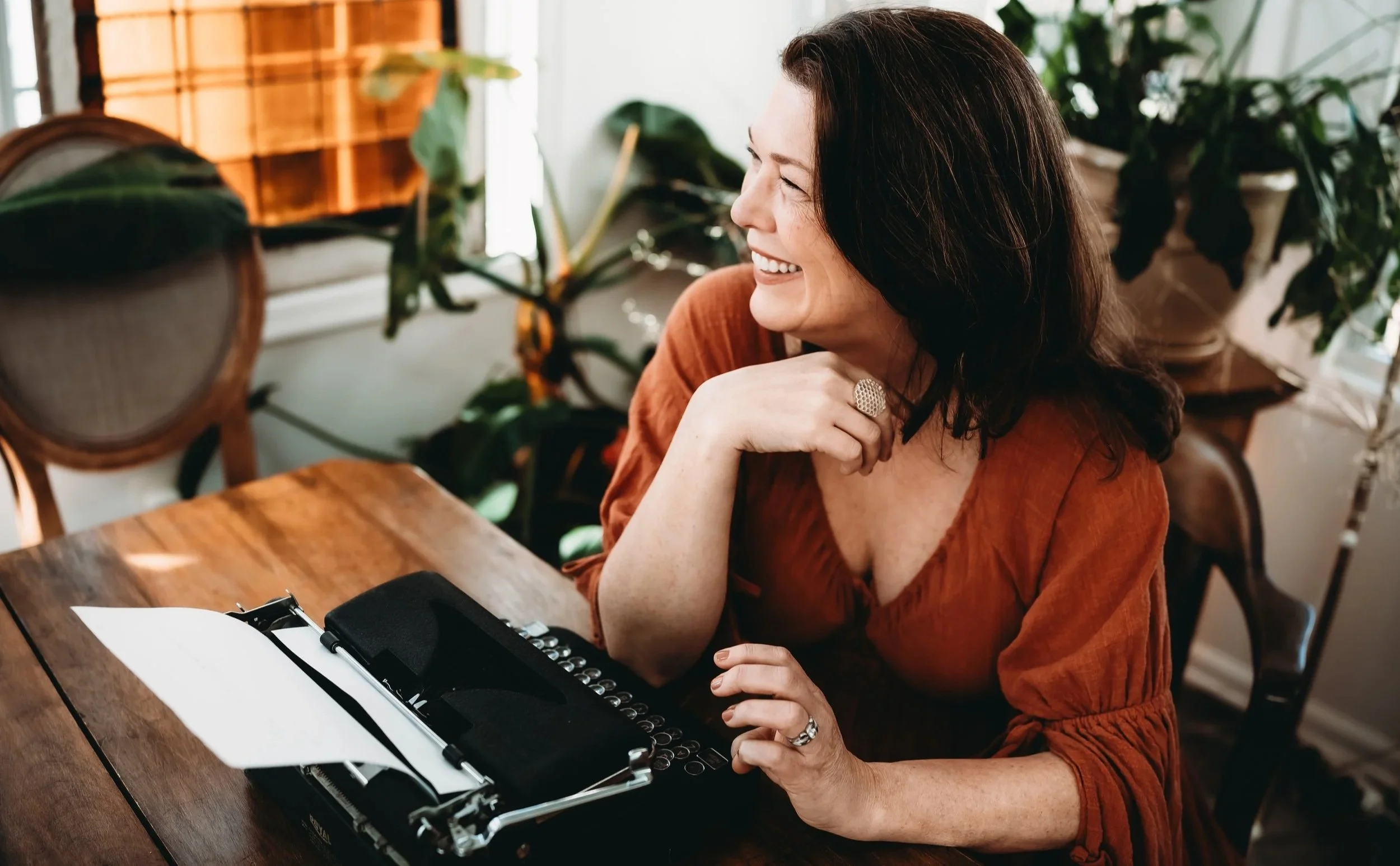Southern historical fiction novelist Christy Landers Tallamy at a typewriter.