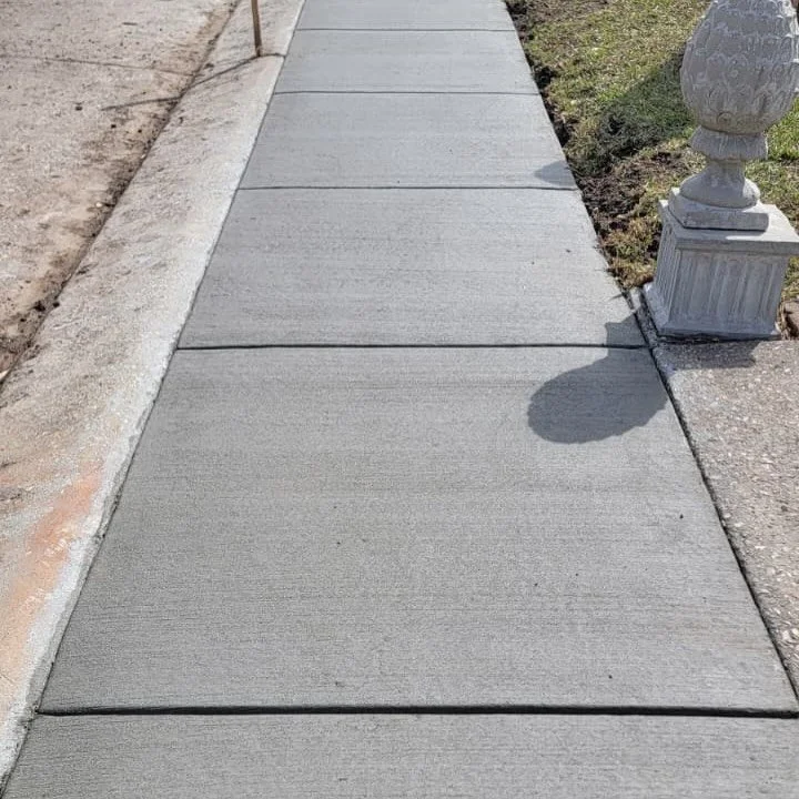 New sidewalk install complete ✅

From demo and prep&hellip;
To forming, wire mesh reinforcement, and a clean broom finish 👌

This homeowner needed a safe, smooth walkway alongside the curb &mdash; and we made sure it was done right from the ground u
