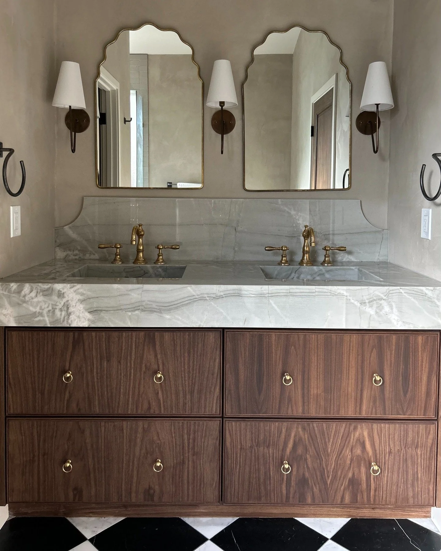 Past project highlight: this stunner of a primary bath in a historic Phoenix home 〰️ 

Limewash walls, integrated sinks, walnut vanity&hellip; thoughtful design really comes down to this: thinking about every. single. detail. 🪽