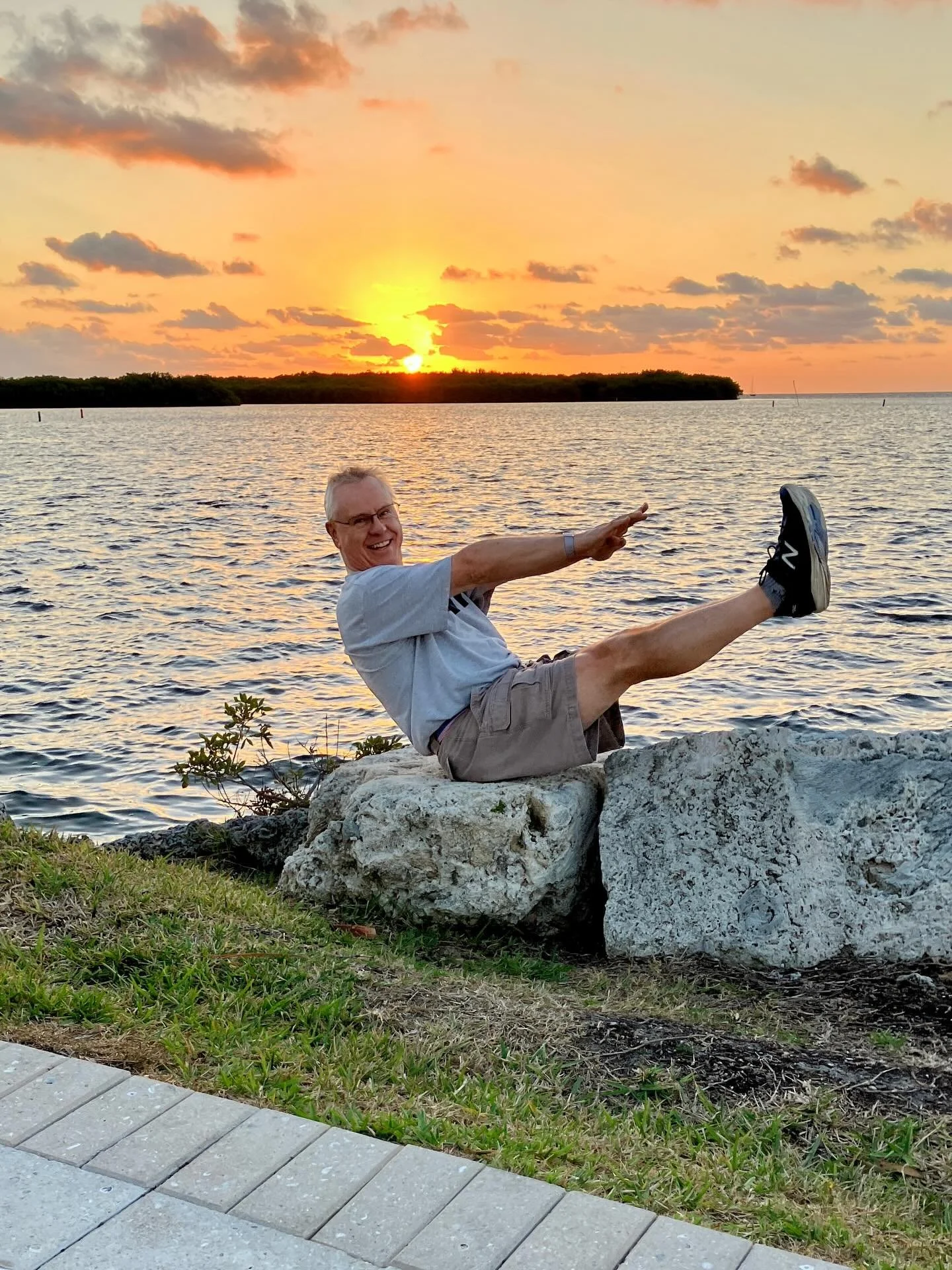 Happy Teaser Tuesday! Yes, that is @sachencruises_boat_rides Captain Mark performing a teaser.
Be careful what you wish for @evmoye !

#teasertuesday #teaser #pilates #pilates4virginiabeach #matpilates