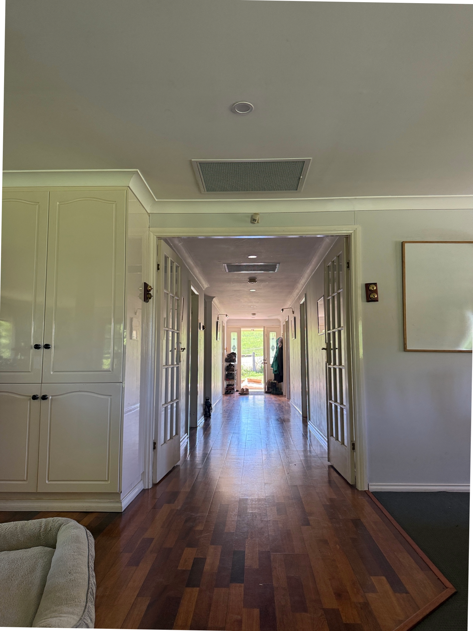 2134Tosio Ducted ac hallway.png