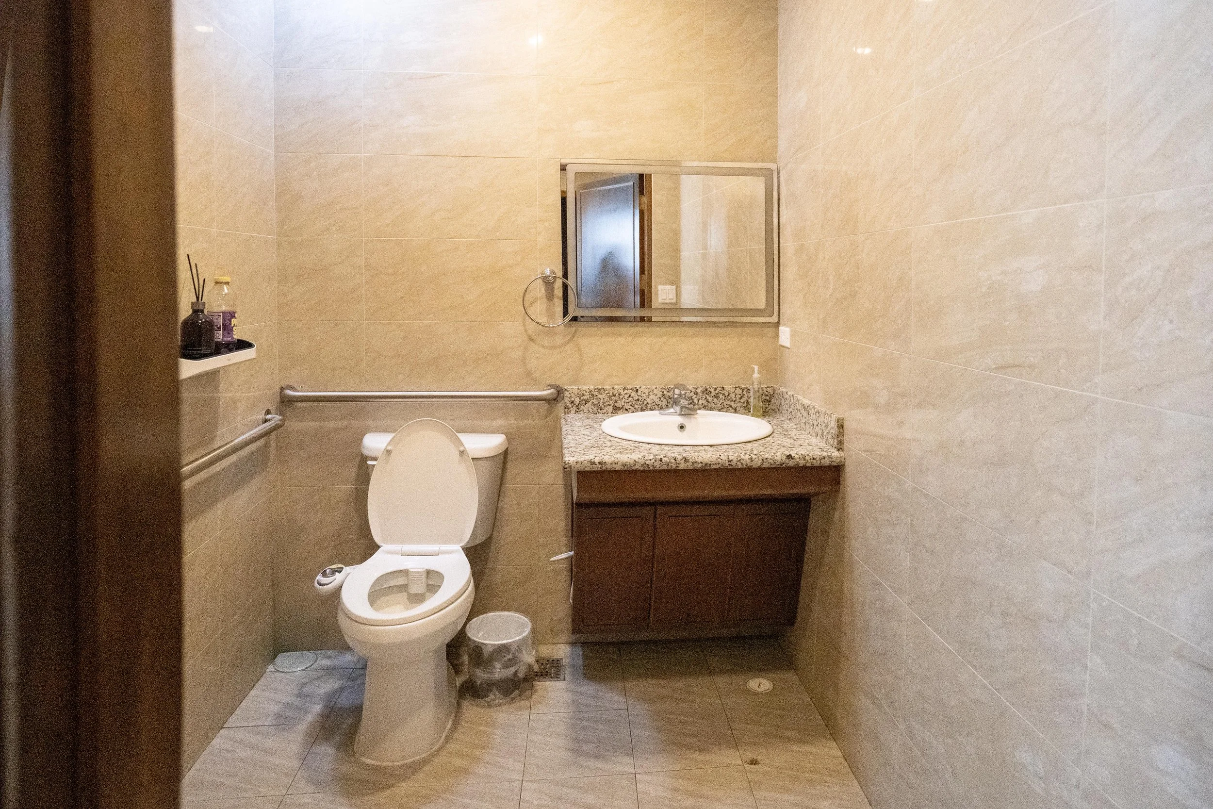 Bathroom3.jpg