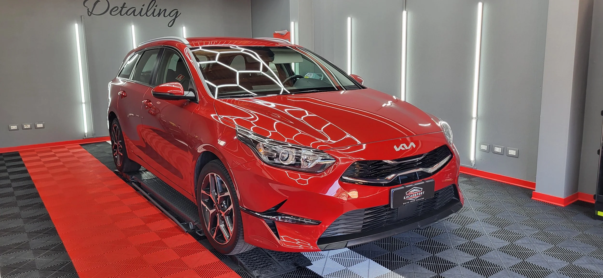 Kia Ceed III SW 1.6 crdi mhev Business 136cv imt – 10/2023 – 100 kW / 136 CV – Cambio Manuale / KM 33970/ Colore : Infra Red - Hybrid Diesel / 24 Km/lt - € 16.690,00