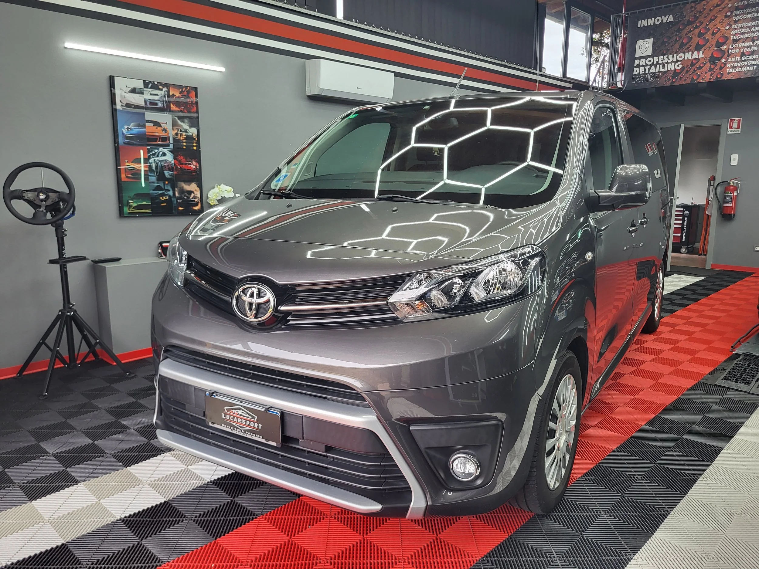 Toyota Proace Verso 2.0 D-4D 144 CV L1 Lounge 9 POSTI– 05/2022 – 106 kW / 144 CV – Cambio Manuale / KM 32460 Colore : Dark Gray Met. - € 29.990,00