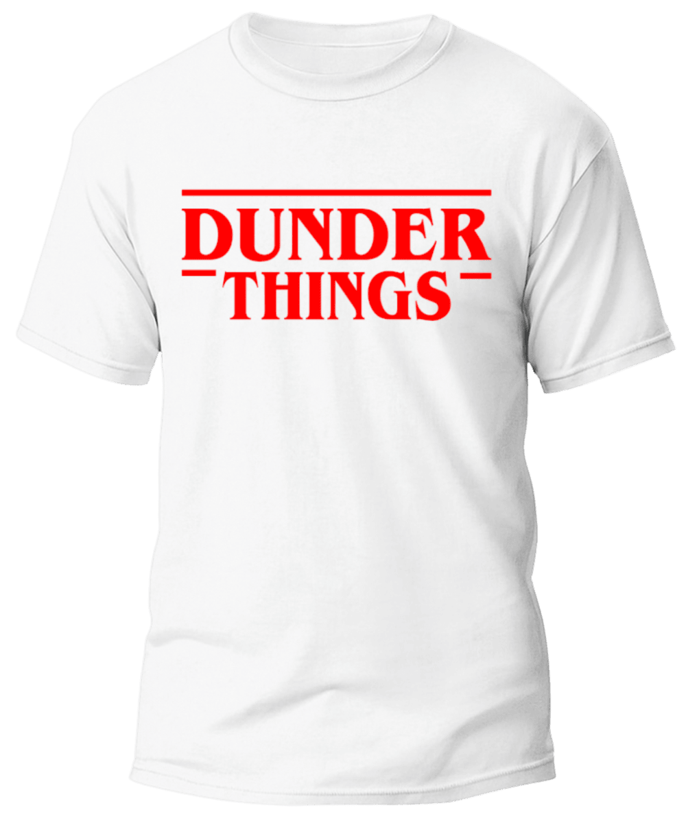 En vit T-shirt med texten "DUNDER THINGS" i röd, liknande logotypen för Stranger Things.