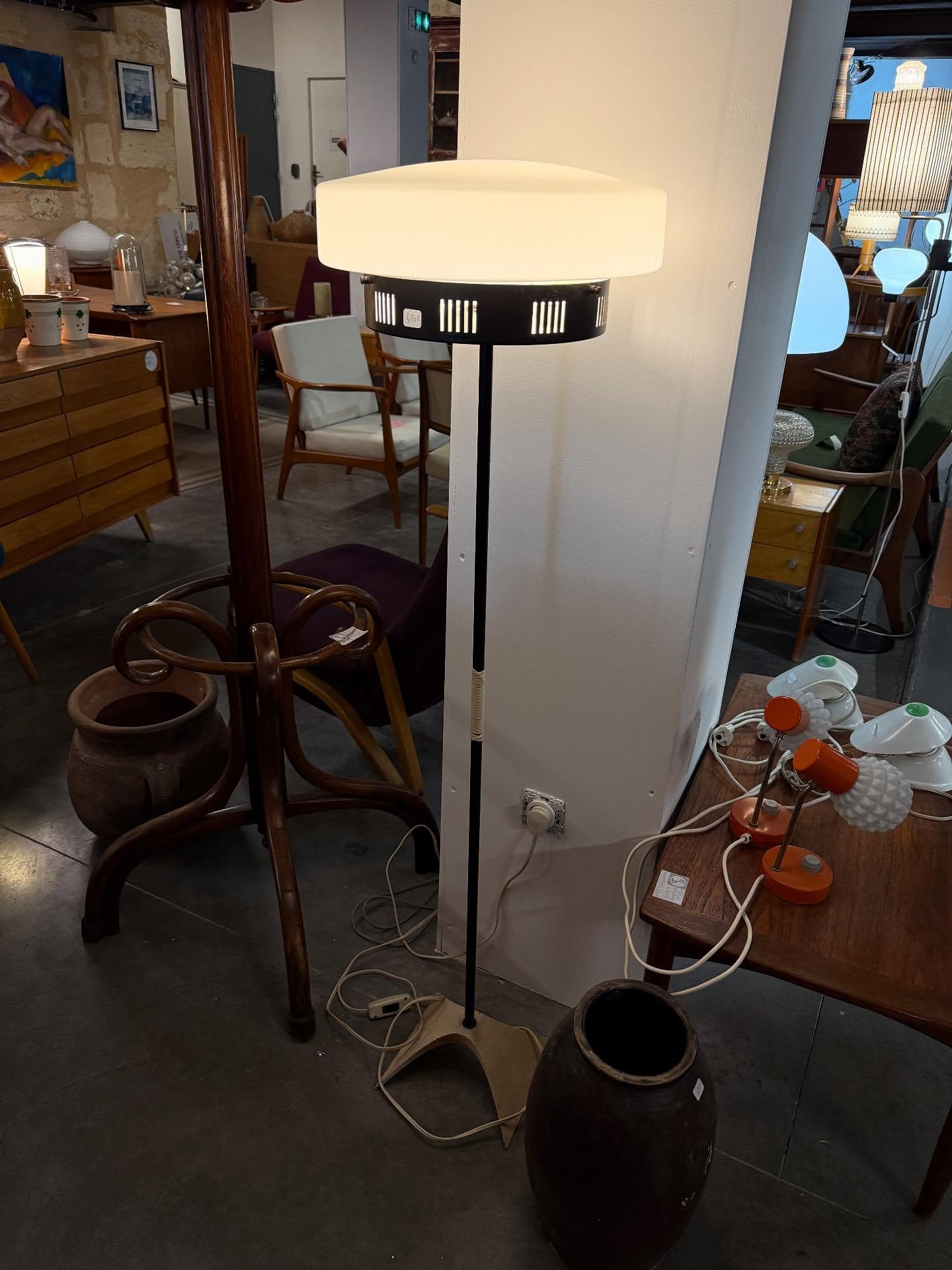 Lampadaire de R&eacute;publique tch&egrave;que des ann&eacute;es 1950.
Visible au passage St Michel, 16 place Canteloup &agrave; Bordeaux.
#decorationinterieure #brocantevintage #mobilierdesign #meublevintage #meubleancien
#midcenturymodern #meublein