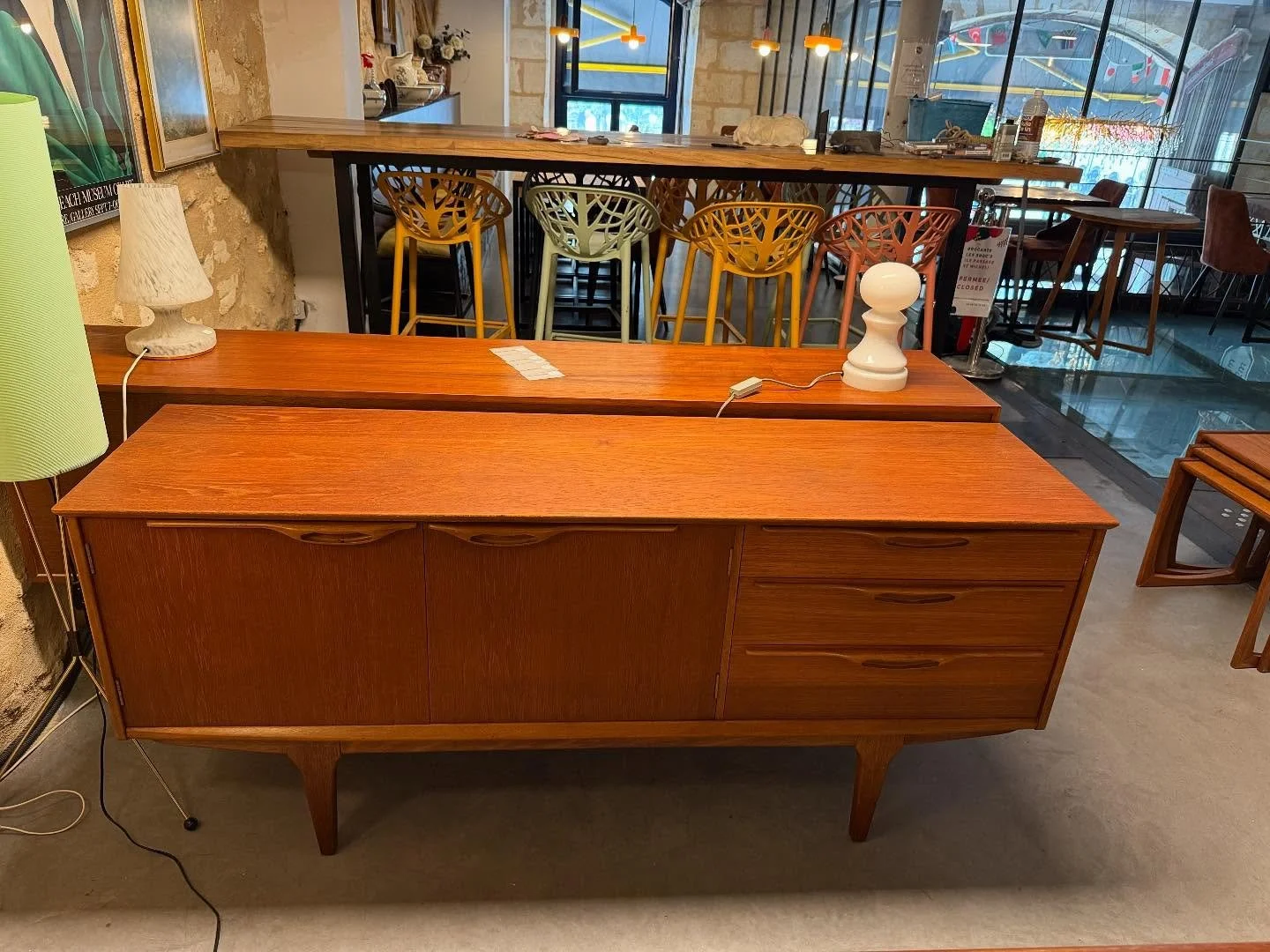 Enfilade Jentique des années 1950 en teck.
Dimensions : 167 cm x 44 cm ; hauteur 73 cm .
Visible au passage St Michel, 16 place Canteloup à Bordeaux. 
Prix et informations sur intemporadeco.com 
#decorationinterieure #brocantevintage