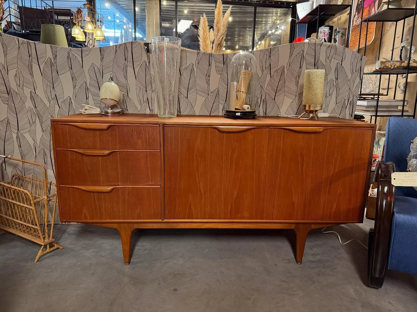 Enfilade Écossaise des années 1960 en teck.
Dimensions : 152 cm x 46 cm ; hauteur 76 cm .
Informations et prix sur intemporadeco.com 
Visible au passage St Michel, 16 place Canteloup à Bordeaux.
#decorationinterieure #brocantev