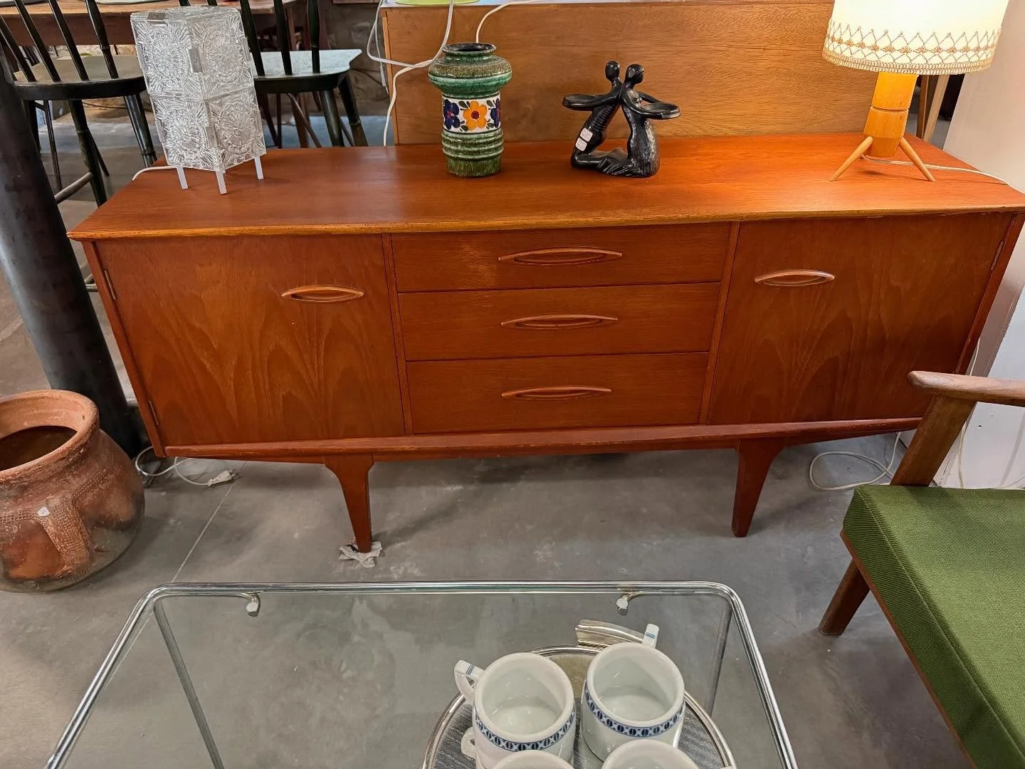 Enfilade Anglaise, Jentique des années 1960.
Dimensions : 152 cm x 46 cm ; hauteur 73 cm .
Visible au passage St Michel, 16 place Canteloup à Bordeaux.
Informations et prix sur intemporadeco.com 
#decorationinterieure #brocantevintag
