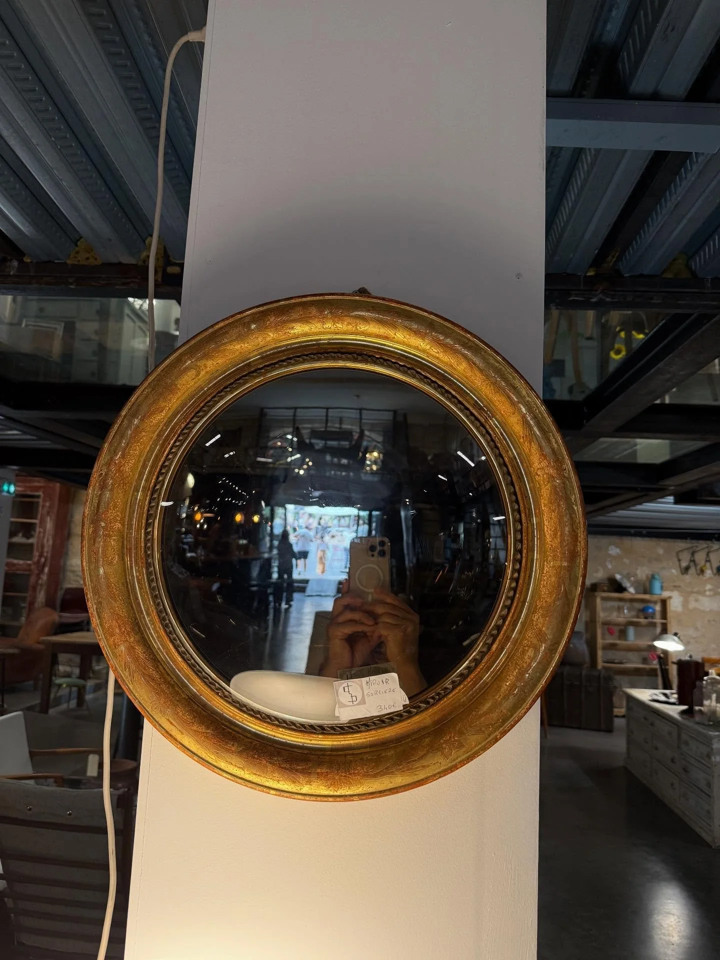 Miroir sorcière.
Visible au passage St Michel, 16 place Canteloup à Bordeaux.
#decorationinterieure #brocantevintage #mobilierdesign #meublevintage #meubleancien
#midcenturymodern #meubleindustriel #bordeauxmaville #enfiladevintage #e