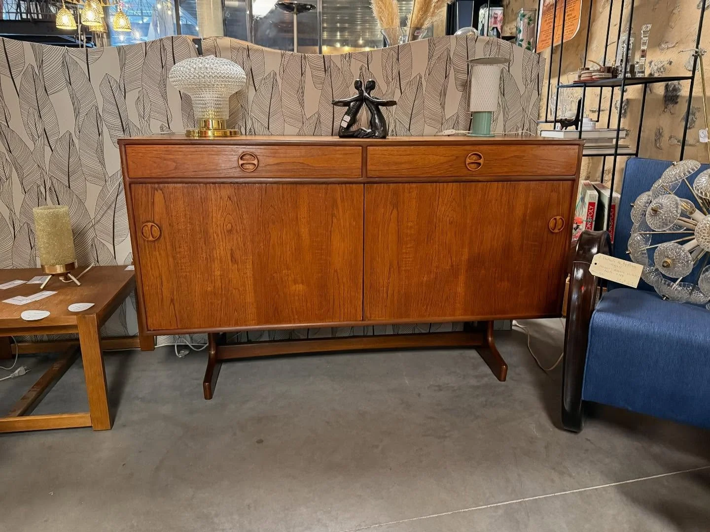 Meuble des années 1950 en teck. Dimensions : 137 cm x 45,50cm ; hauteur 84 cm .
Visible au passage St Michel, 16 place Canteloup à Bordeaux.
Informations et prix supplémentaires sur intemporadeco.com 
#decorationinterieure #bro