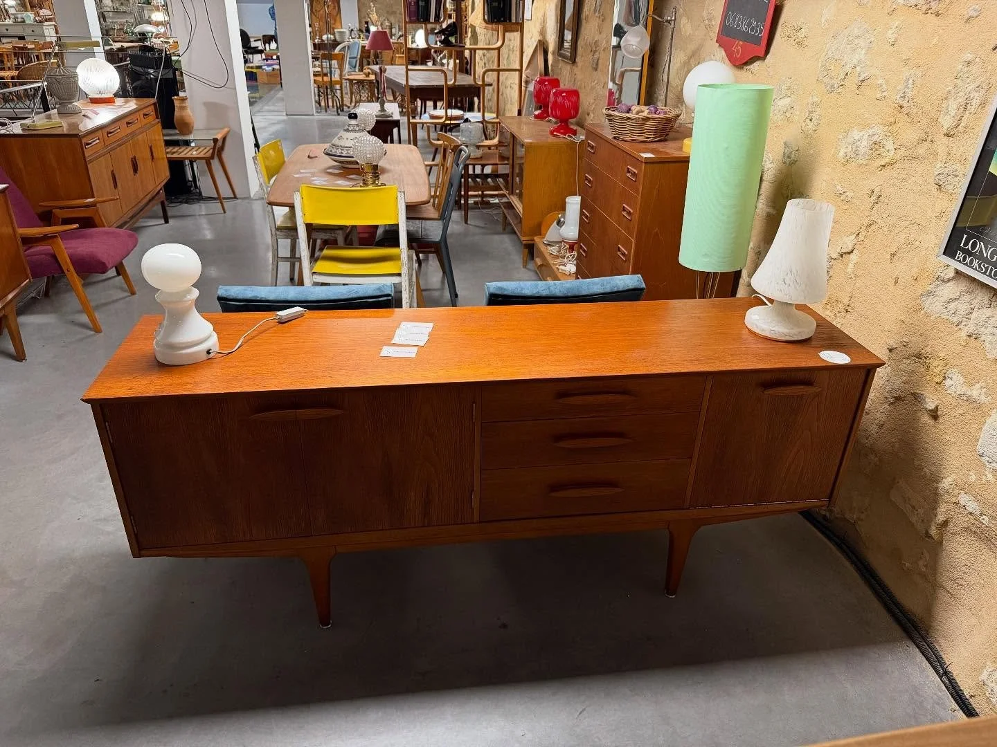 Enfilade Anglaise Jentique des années 1950 en teck. Dimensions : 183 cm x 44,50 cm ; hauteur 75 cm .
Visible au passage St Michel, 16 place Canteloup à Bordeaux.
Informations et prix complémentaires sur intemporadeco.com 
#dec