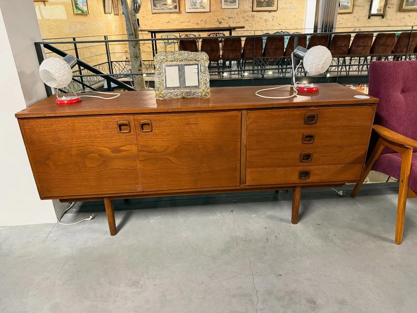 Enfilade Anglaise des années 1960 en Teck. Enfilade Jentique. Dimensions : 168 cm x 46 cm ; hauteur 74 cm .
Visible au passage St Michel, 16 place Canteloup à Bordeaux.
Informations et prix sur Intemporadeco.com
#decorationinterieure